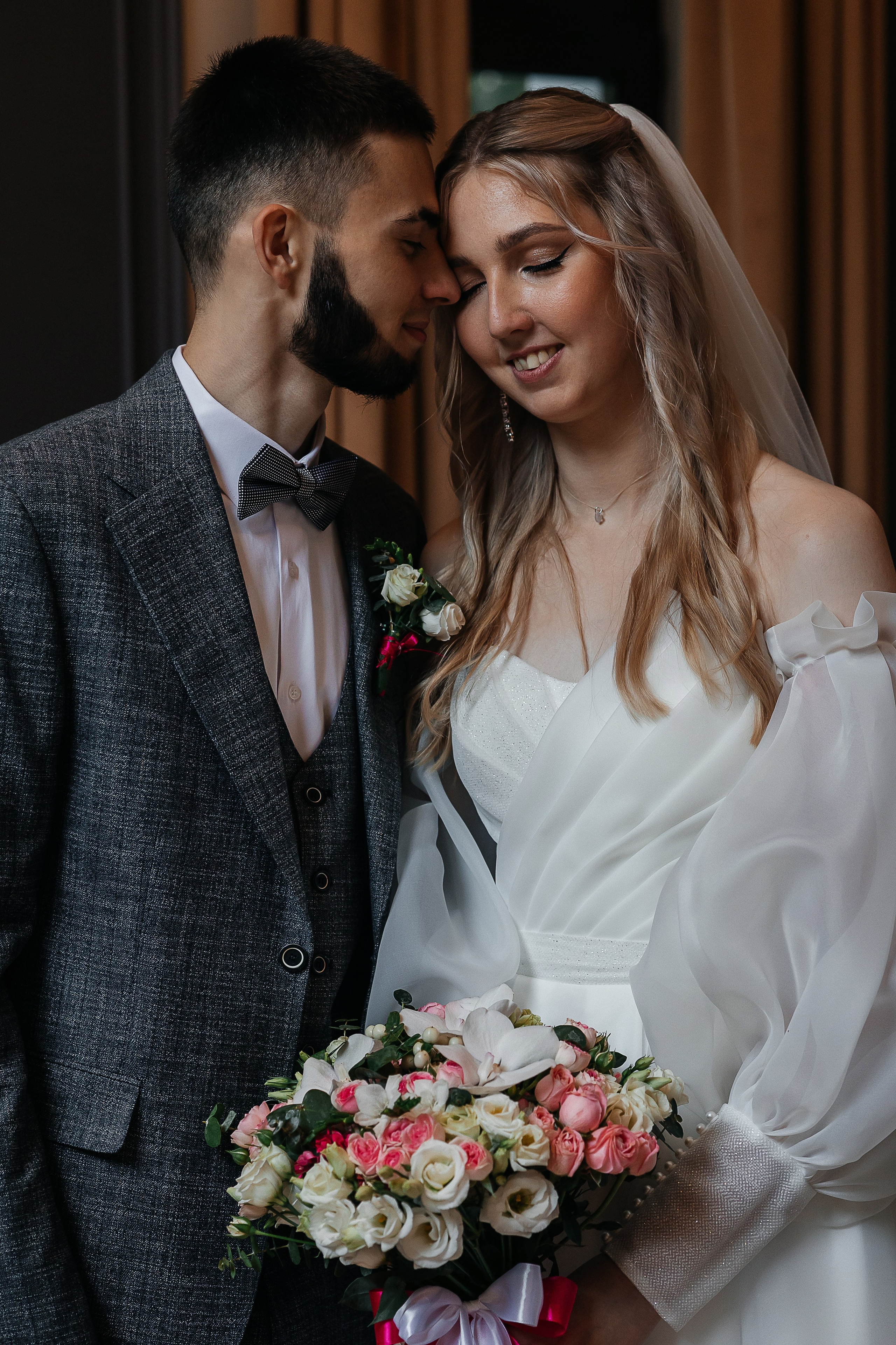 Чувственная первая встреча пары в отеле. Олег Сверчков | Свадебный фотограф Вологда