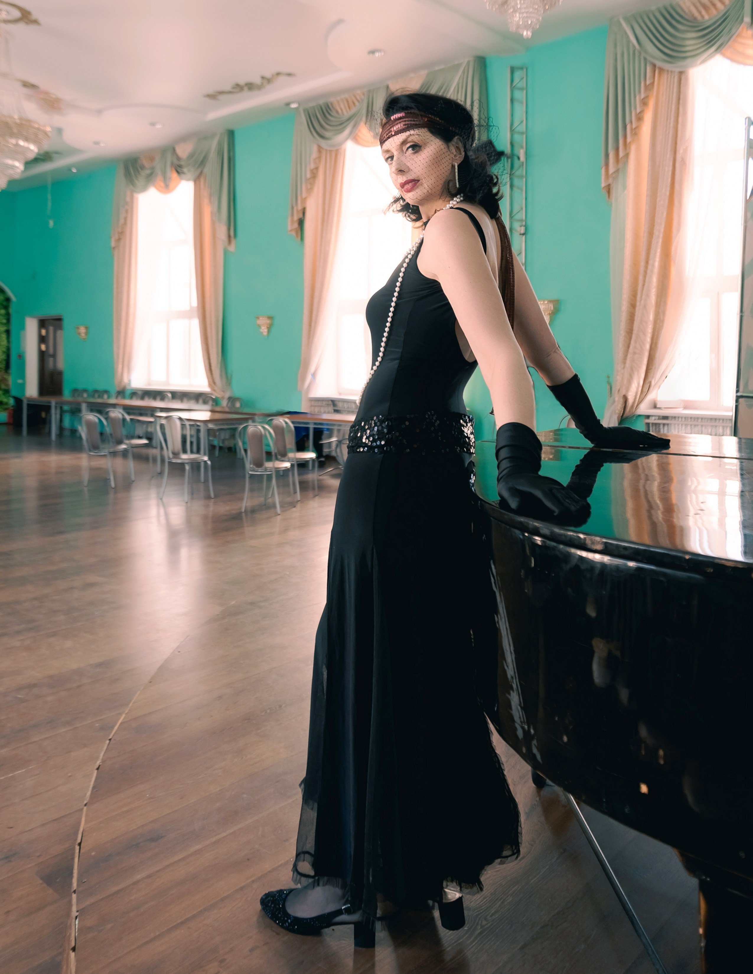 Девушка в стиле ретро, винтаж, Гэтсби в перчатках у рояля.