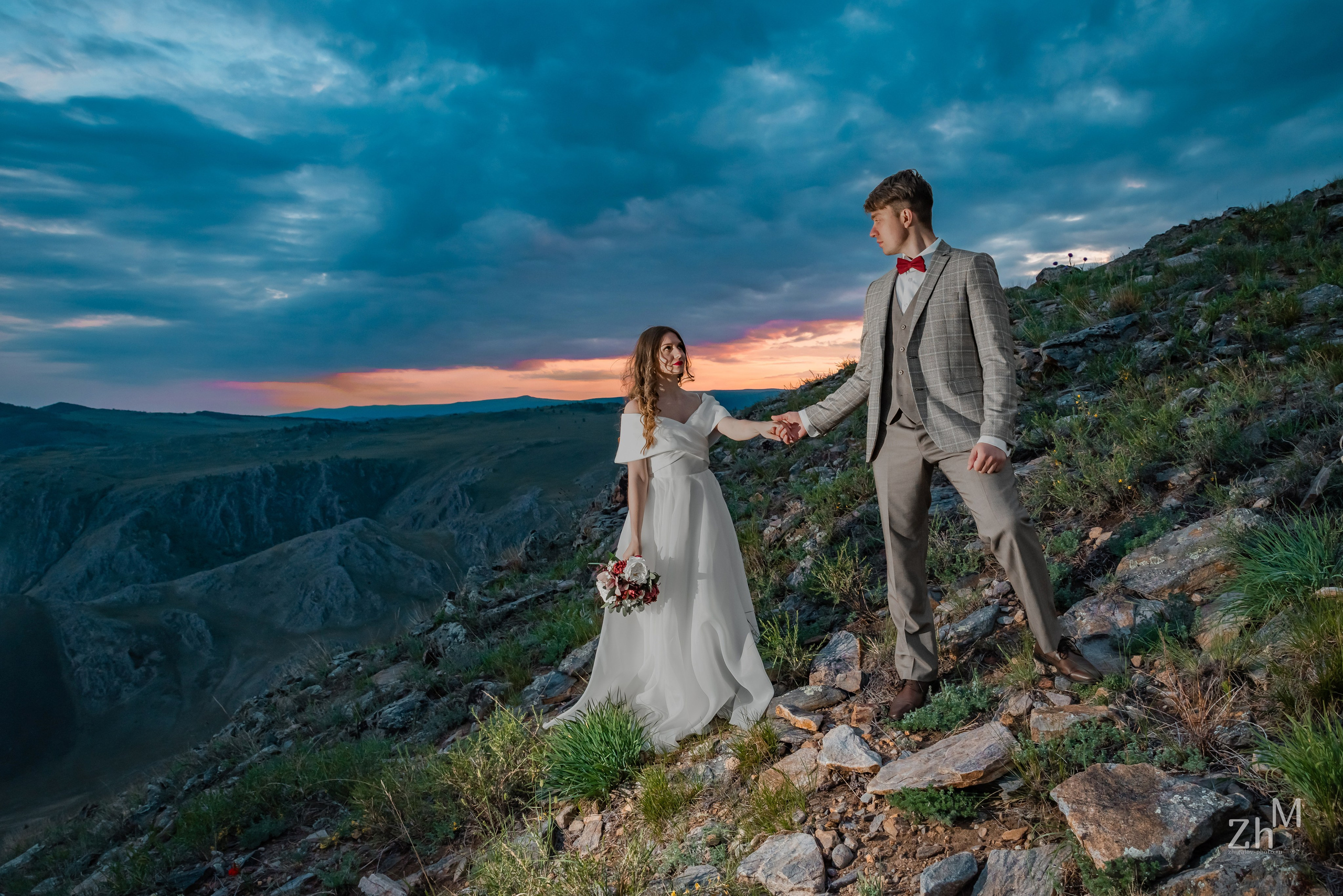 Свадебная фотосессия на Байкале и горах. Семейный и свадебный фотограф в Иркутске Максим Жигалов