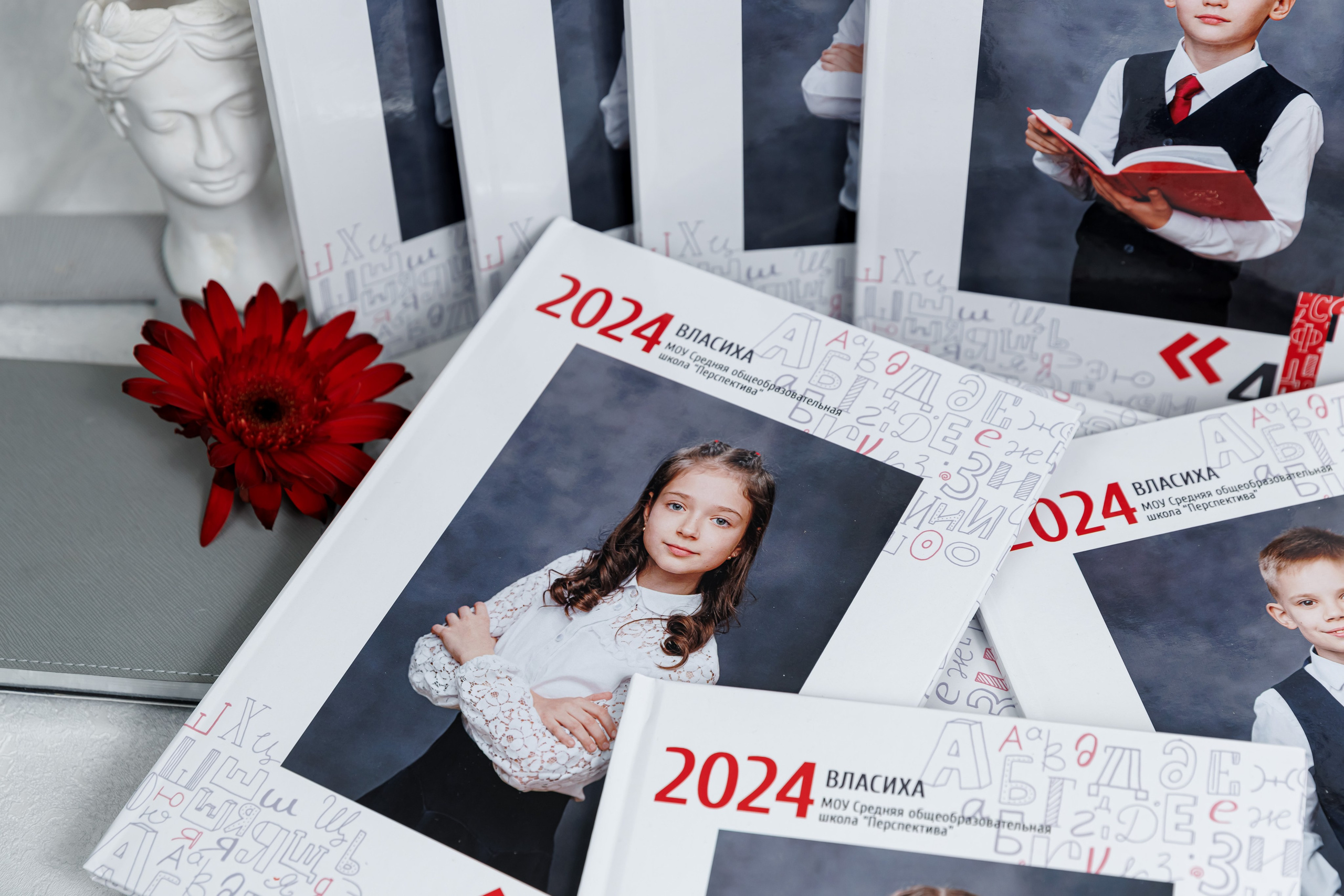 Выпускные альбомы 4 класс. Семейный и детский фотограф Комина Елена, Власиха, Одинцово