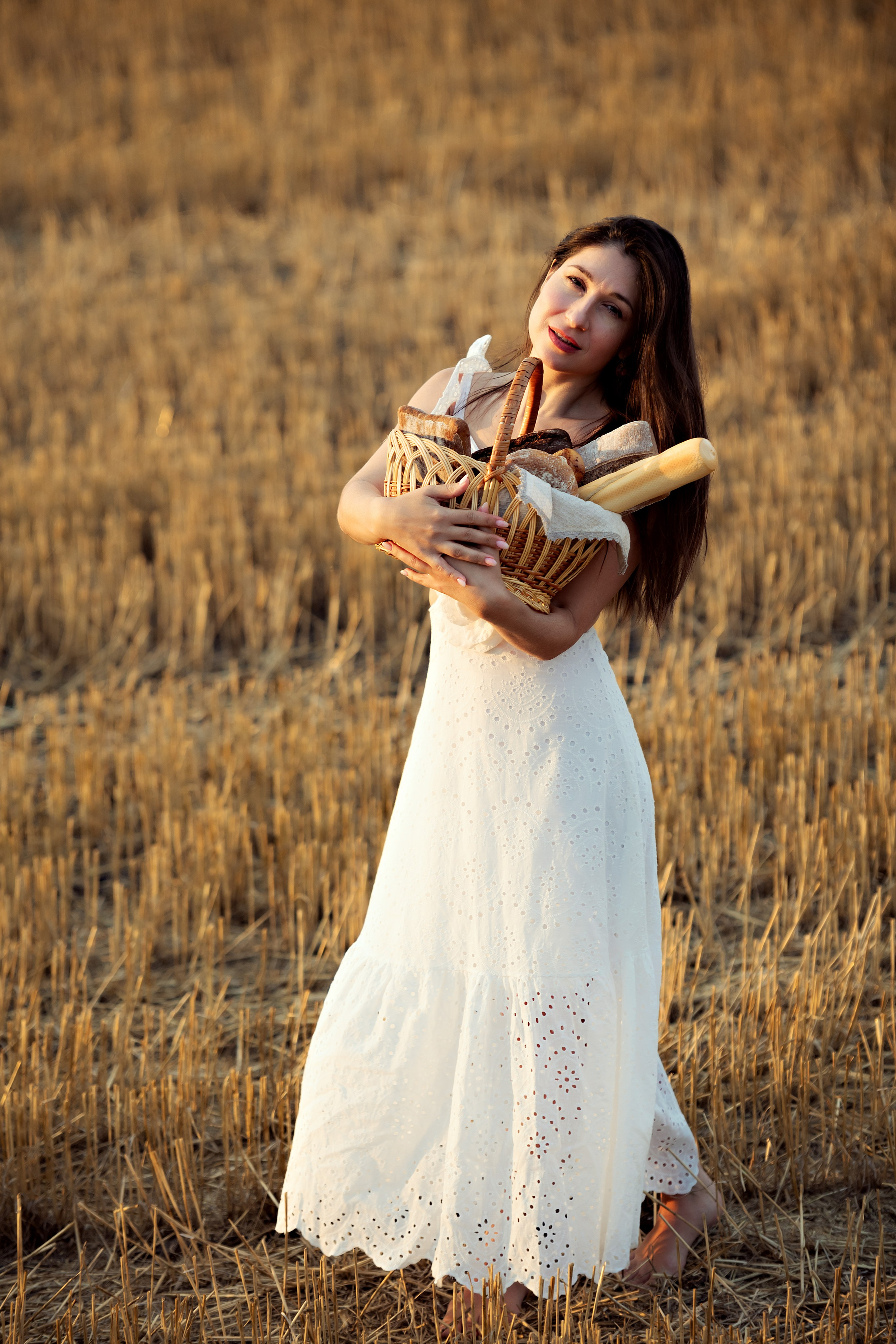 Фотосессия Ирина в поле со стогами. Портретный фотограф в Краснодаре Евгений Карпов