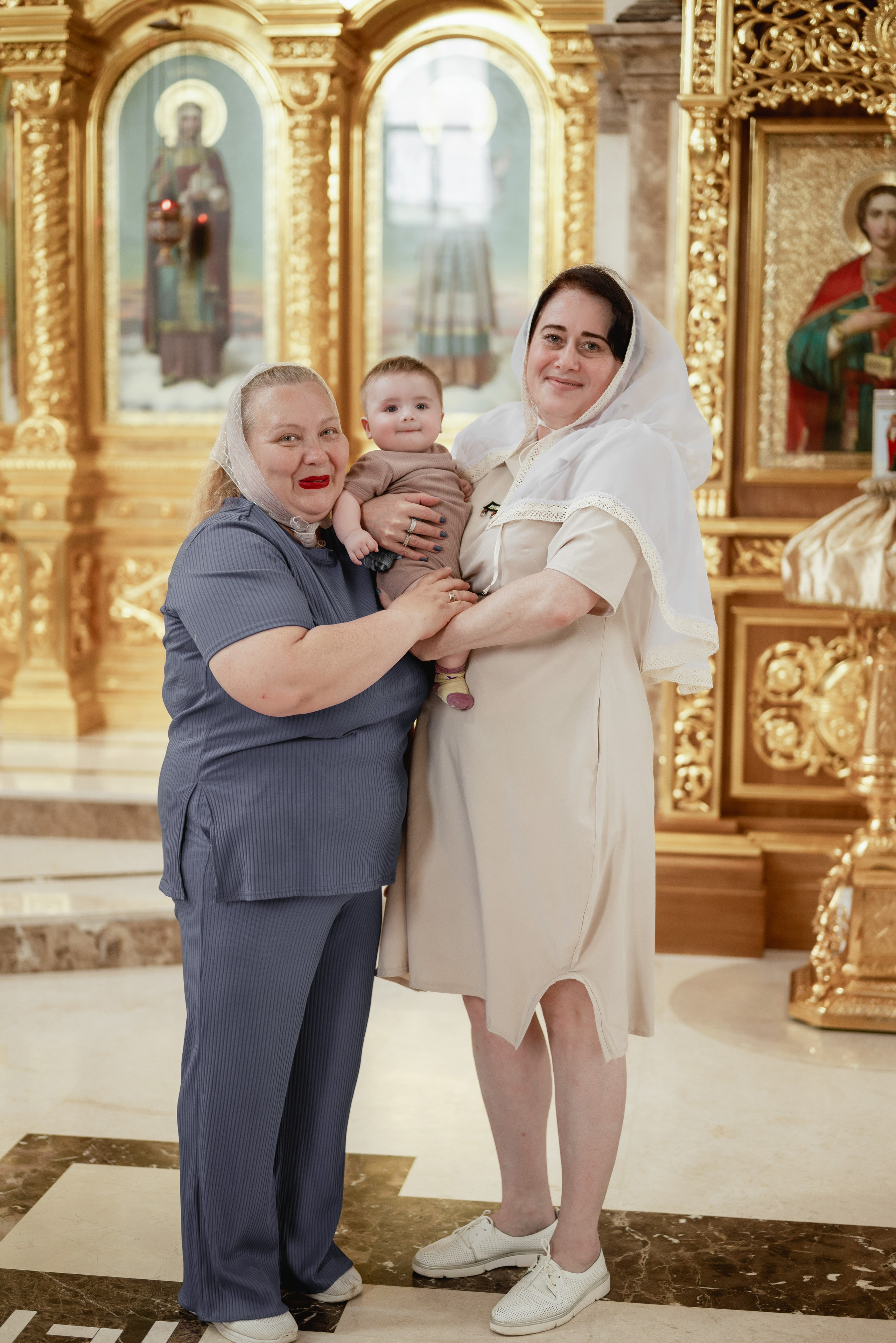 Крещение в храме Петра и Февронии. Юлия Басня семейный и свадебный фотограф в Донецке