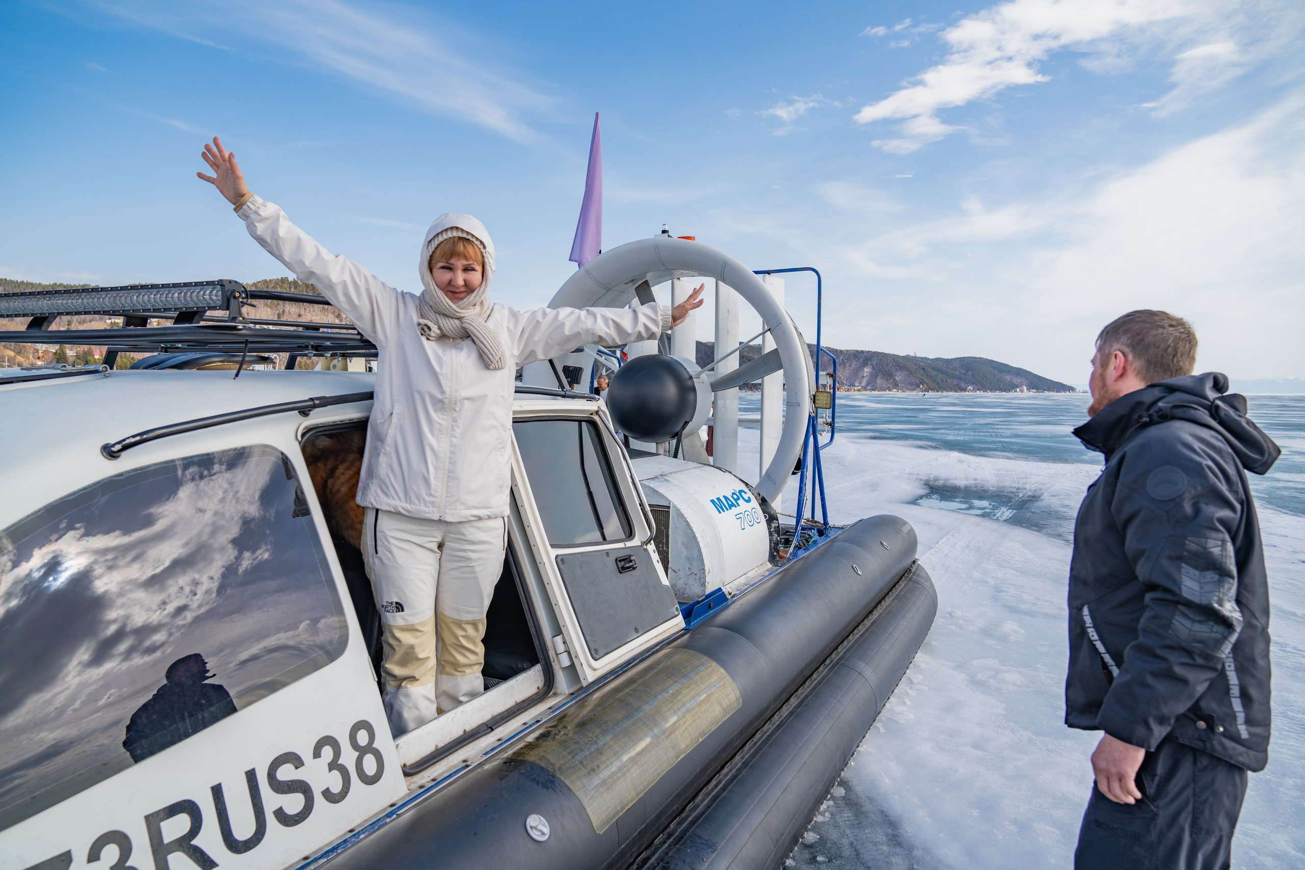 Занимаюсь профессиональной фотографией и живу рядом с Байкалом. Работаю в разных жанрах