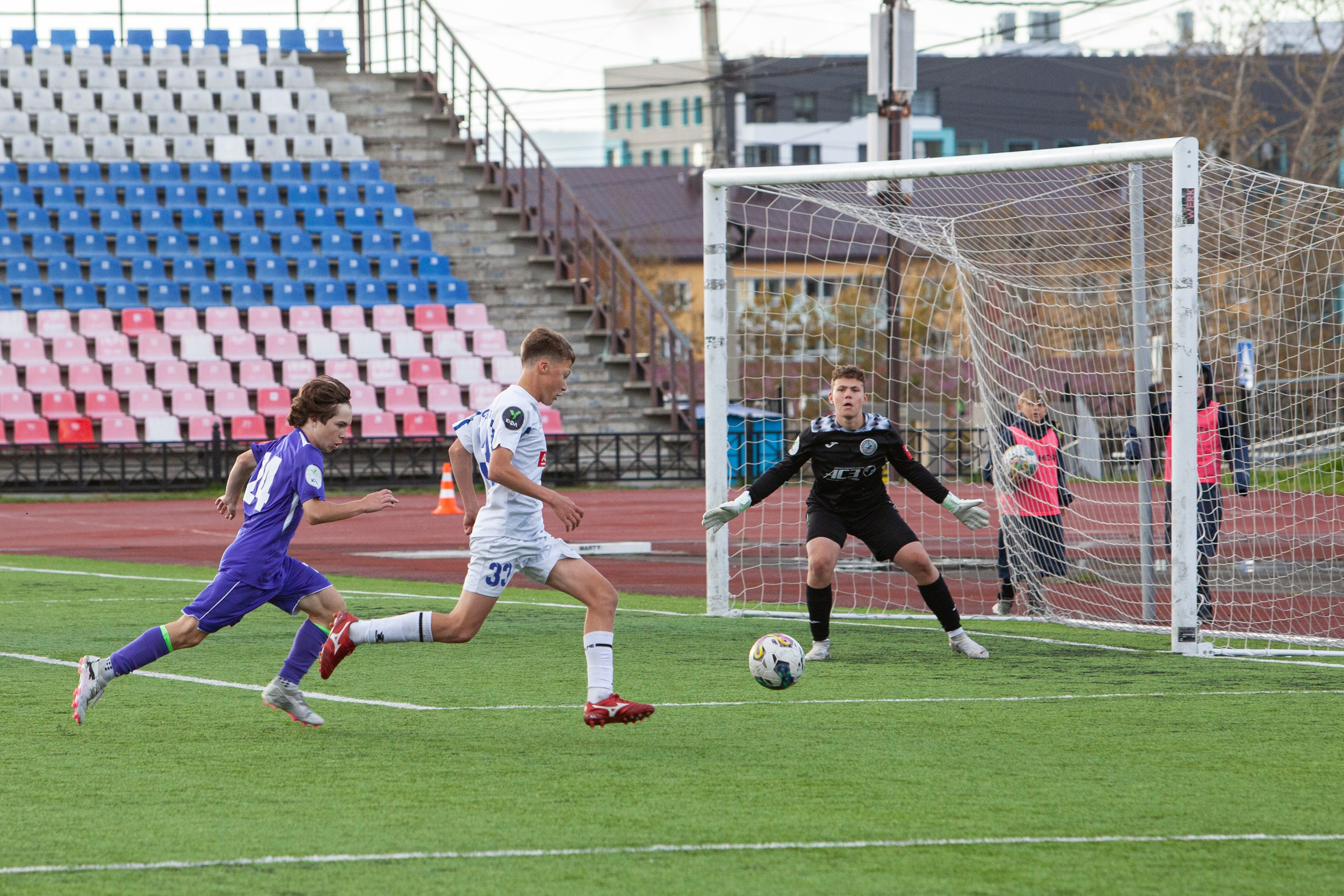 Матч юношеской футбольной лиги между командами СШ «Сахалин» и «СШОР № 1» (Комсомольск-на-Амуре). Кутузов Евгений Фотограф в Южно-Сахалинске