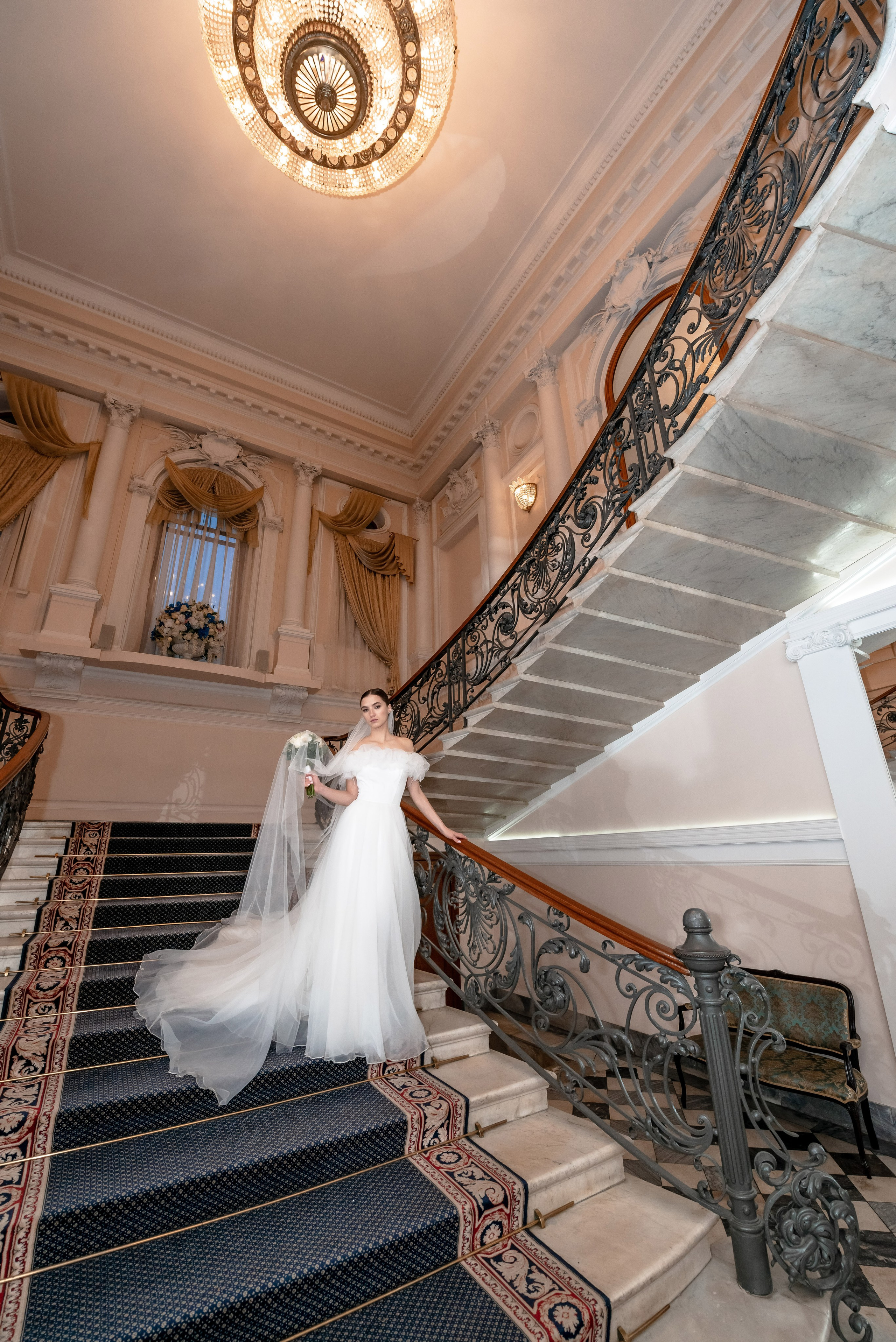 Осенняя великолепная свадебная прогулка жениха и невесты в октябре в Санкт-Петербурге в Михайловском парке и у Атлантов на Миллионной улице. Портретный, семейный и свадебный фотограф в Санкт-Петербурге и в Пушкине Ширяев Денис