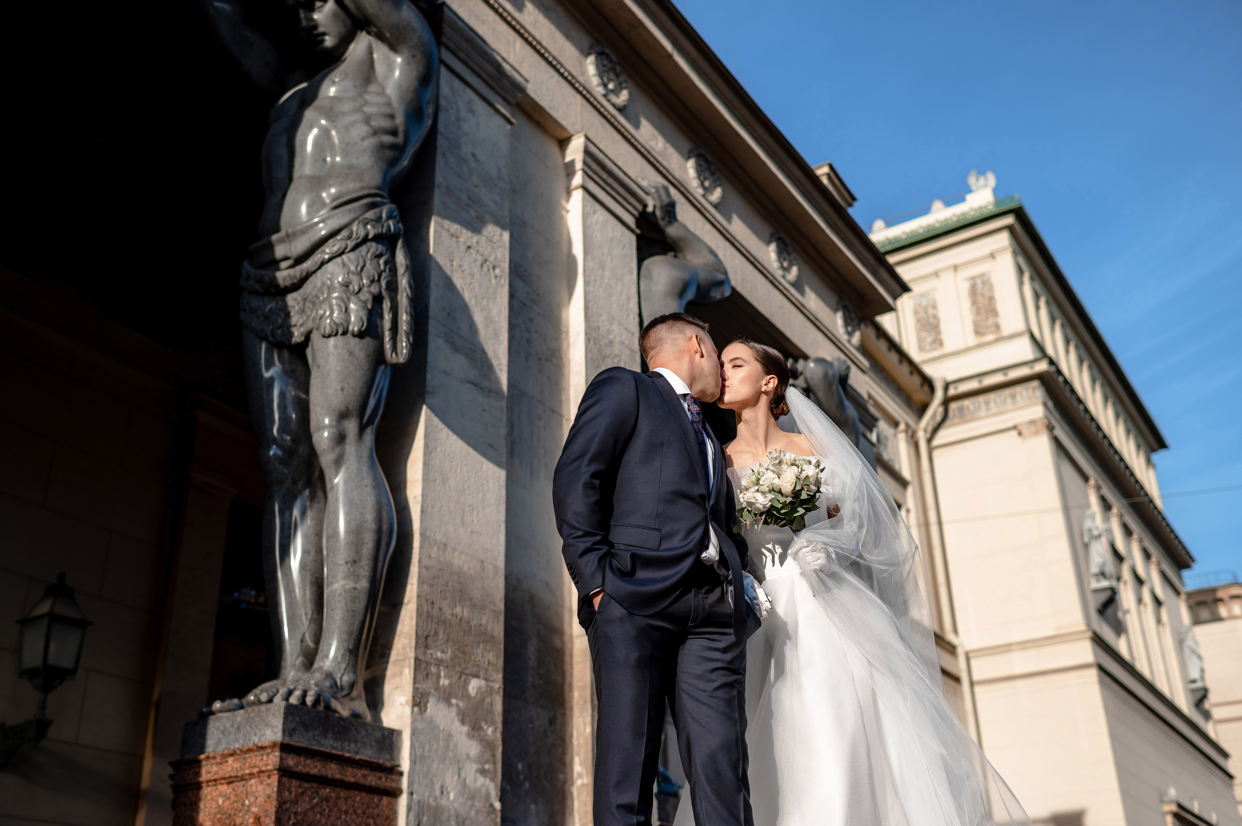 Осенняя великолепная свадебная прогулка жениха и невесты в октябре в Санкт-Петербурге в Михайловском парке и у Атлантов на Миллионной улице. Портретный, семейный и свадебный фотограф в Санкт-Петербурге и в Пушкине Ширяев Денис