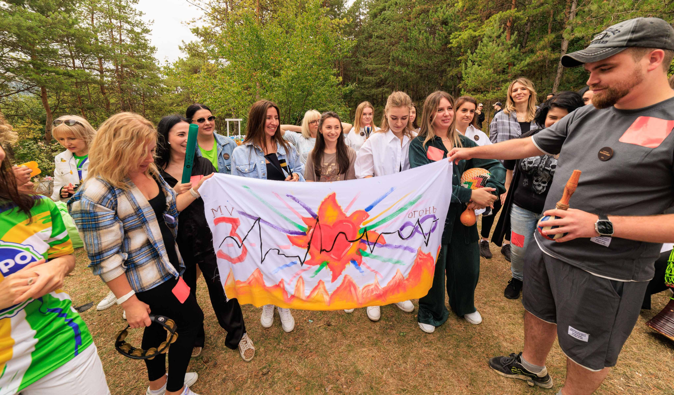 Счастливые лица сотрудников во время празднования юбилея компании.