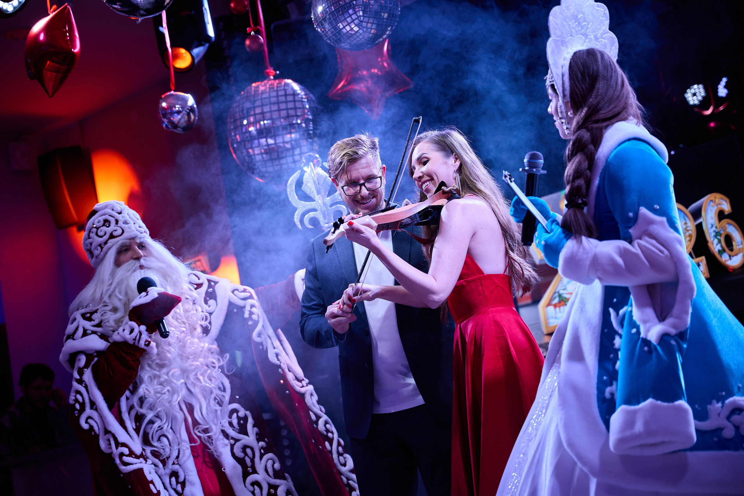 Репортажная съемка новогоднего корпоратива в Санкт-Петербурге, на площадке "Пространство 360". Дед Мороз и скрипачка, шоу-программа в ресторане. Фотограф на мероприятие СПб.