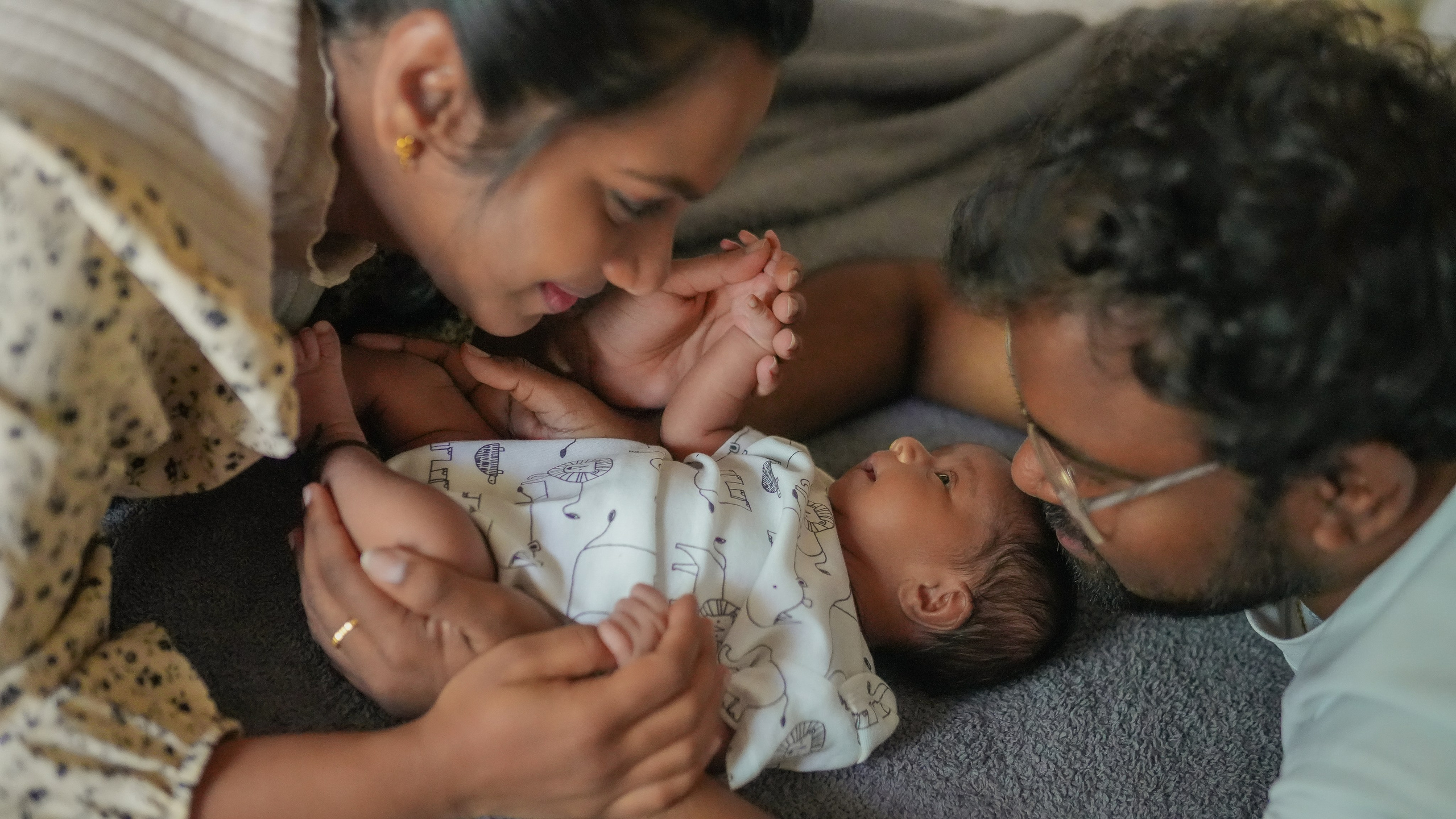 Heartfelt family memories — cozy newborn session