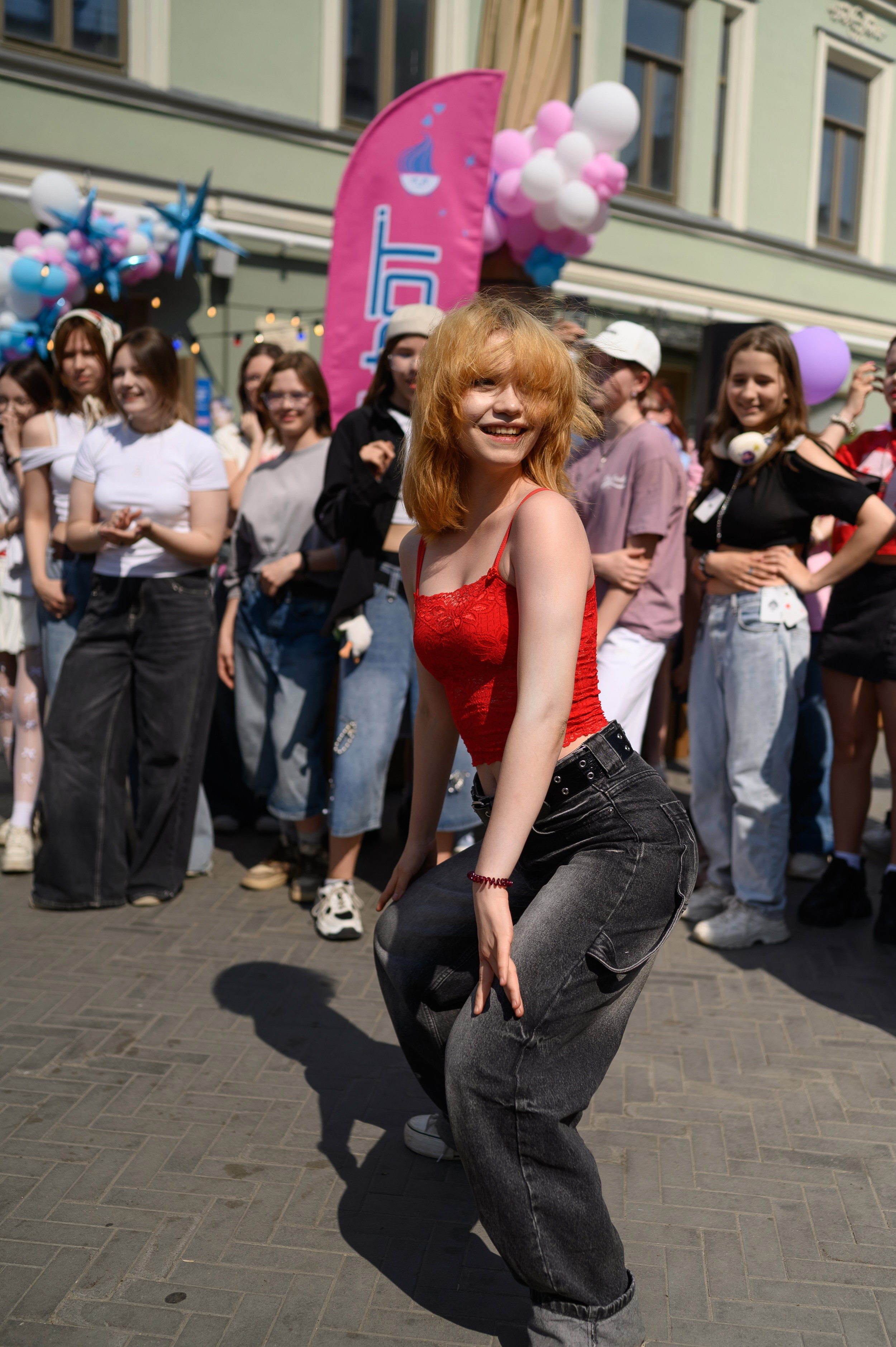 Участник танцевального конкурса на дне рождения ресторана HOT POT снят казанским фотографом Алексеем Клейменовым