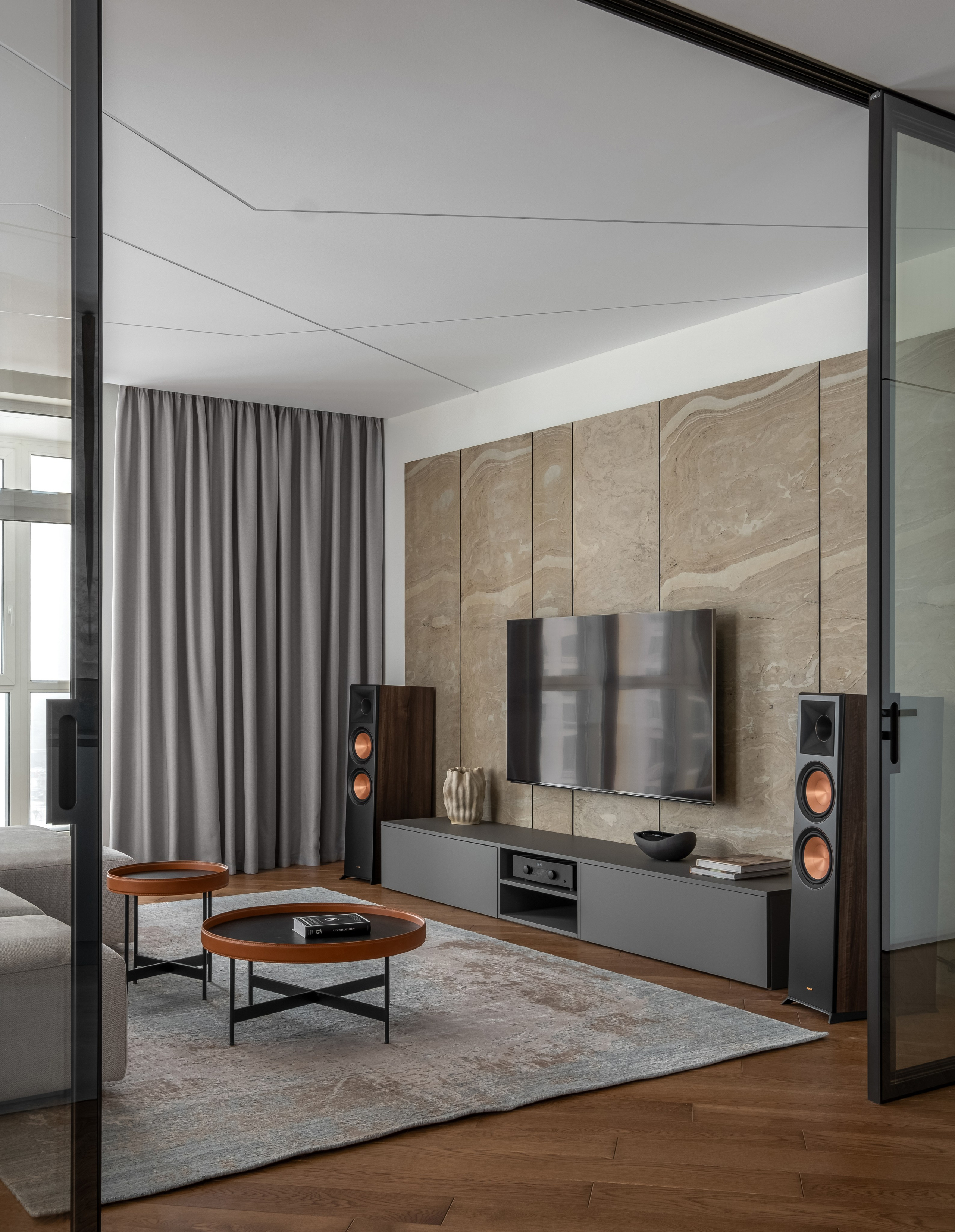 Дизайн гостиной в нейтральных тонах с ТВ-зоной