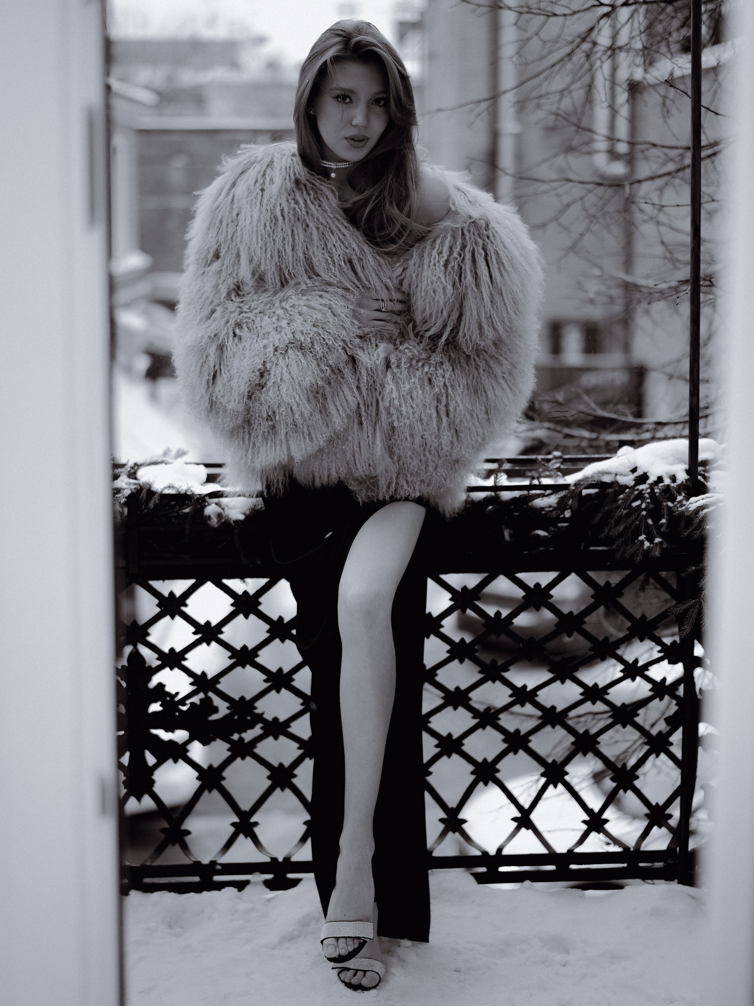 Элегантная съемка на балконе девушки в платье в европейском стиле