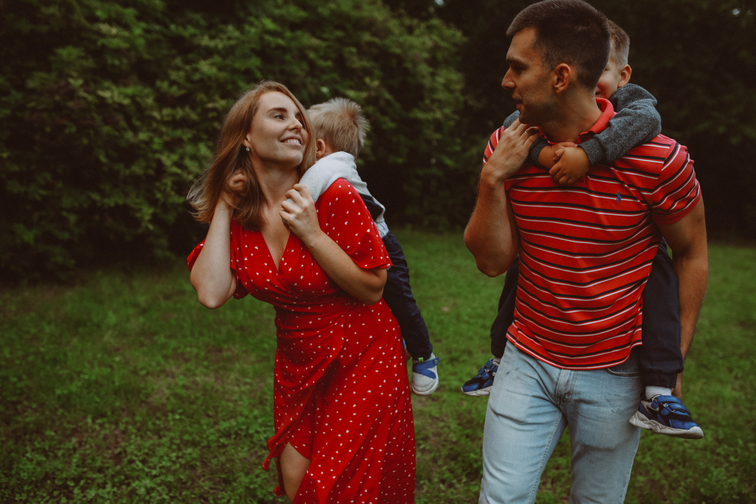 Дима, Аля и малыши Тимофей с Даней. Семейный фотограф в Москве и Люберцах Юлия Гуськова