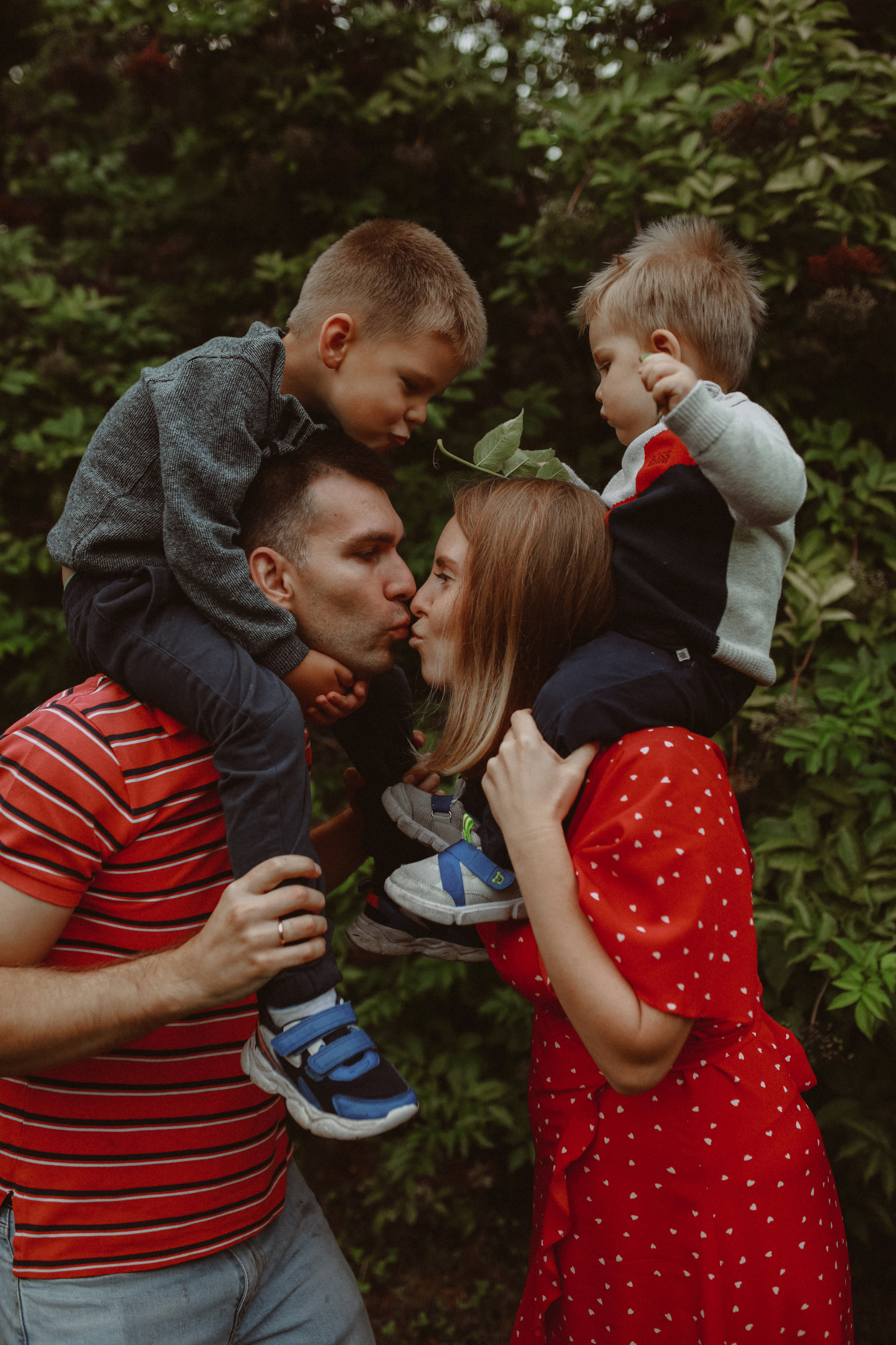 Дима, Аля и малыши Тимофей с Даней. Семейный фотограф в Москве и Люберцах Юлия Гуськова