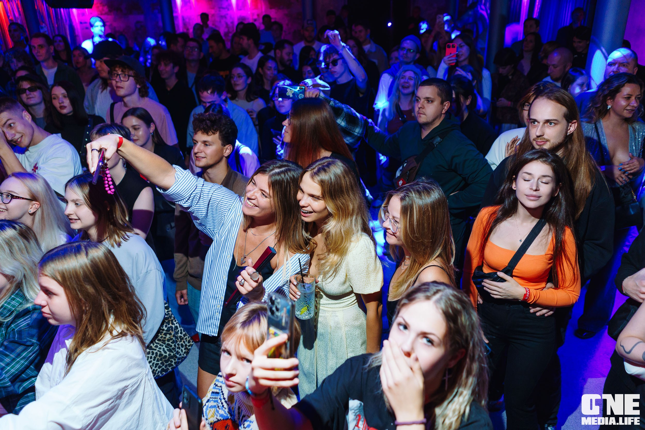 Фоторепортаж из клуба UNIVERSAL. One Media Life: фоторепортажи, фотоотчеты с мероприятий и заведений