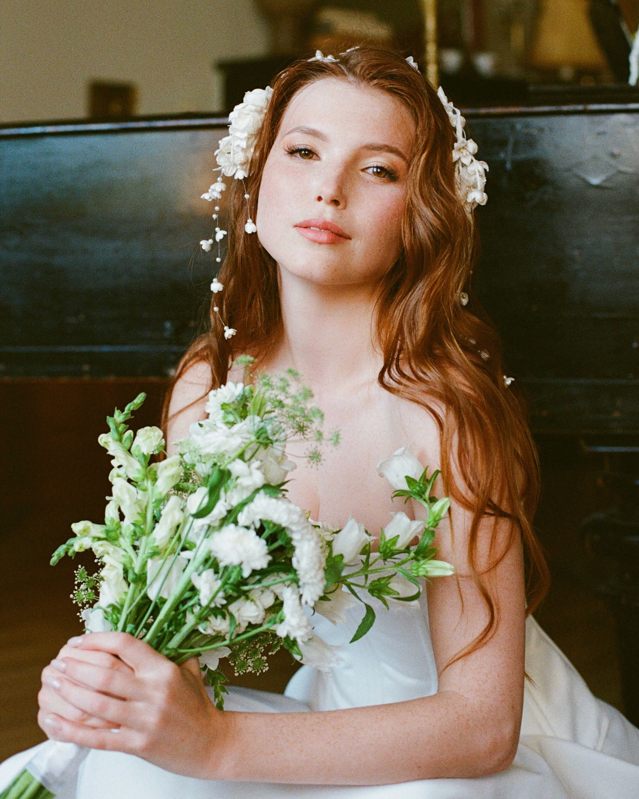 Невеста с букетом у рояля — плёночный портрет с естественным светом и цветами