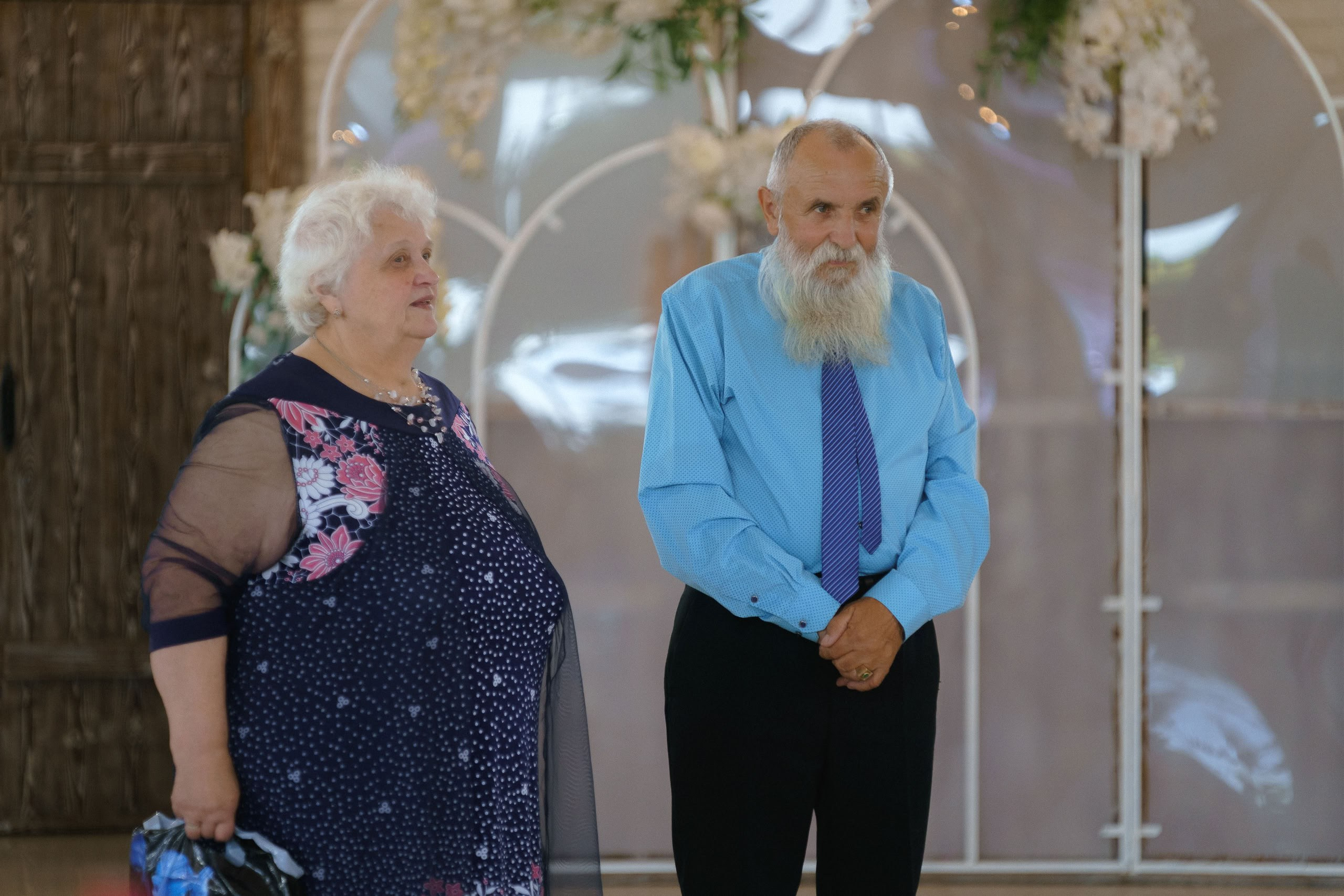 Пожилые гости у арки в банкетном зале Петергоф Лофт