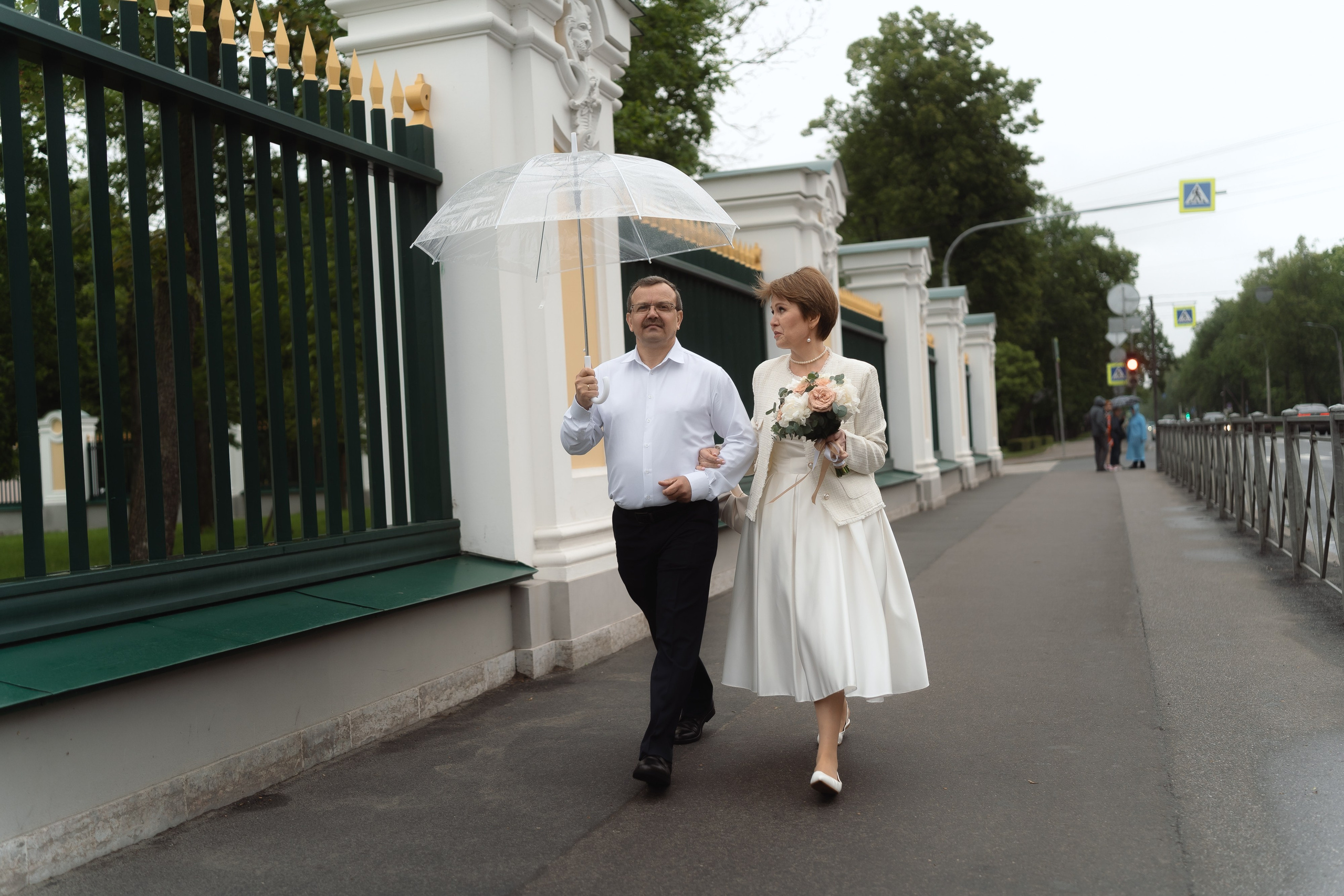 Пара гуляет в Петергофе после ЗАГСа