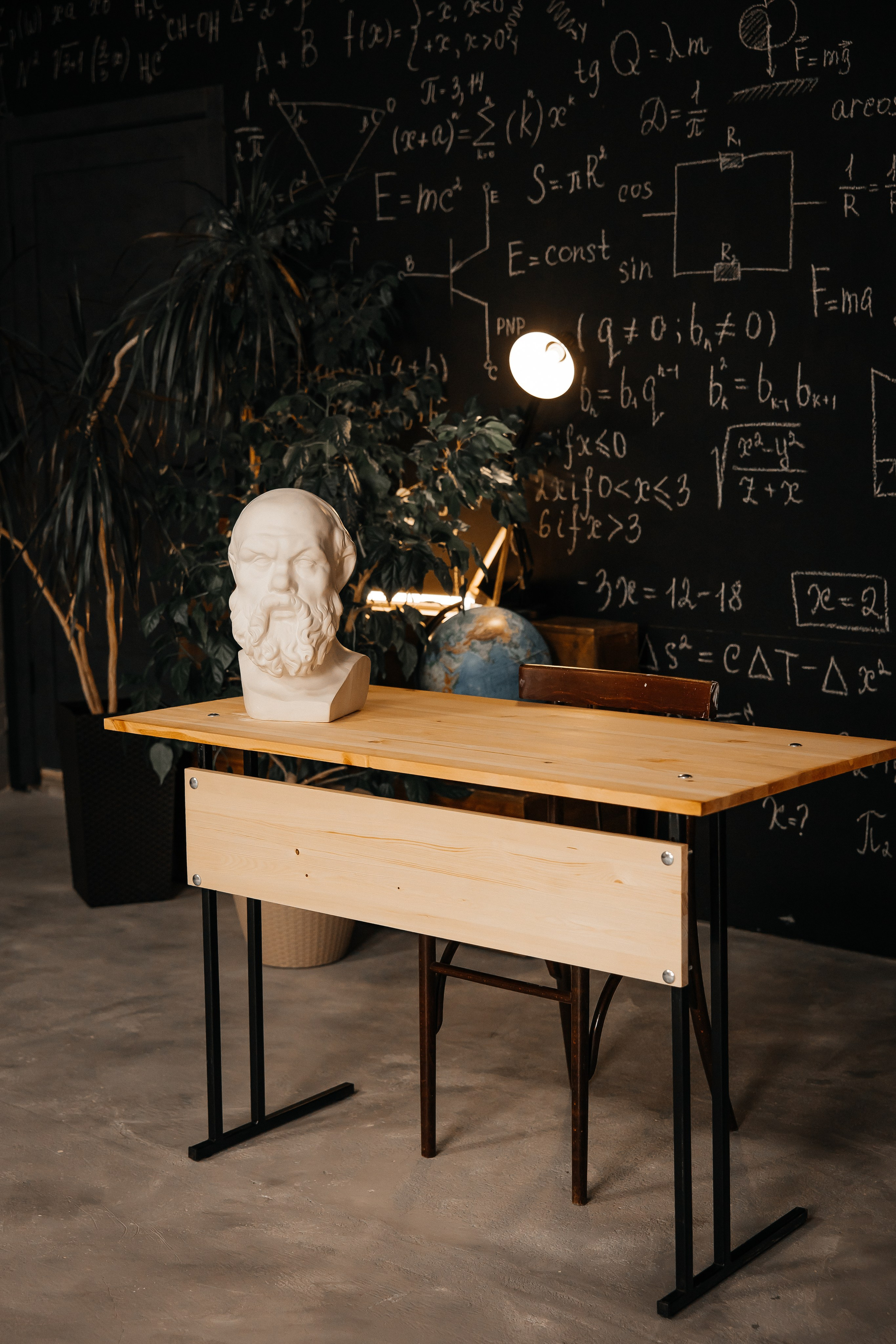 Школьный зал. Фотостудия 220 — первая в Чите фотостудия, предназначенная для работы