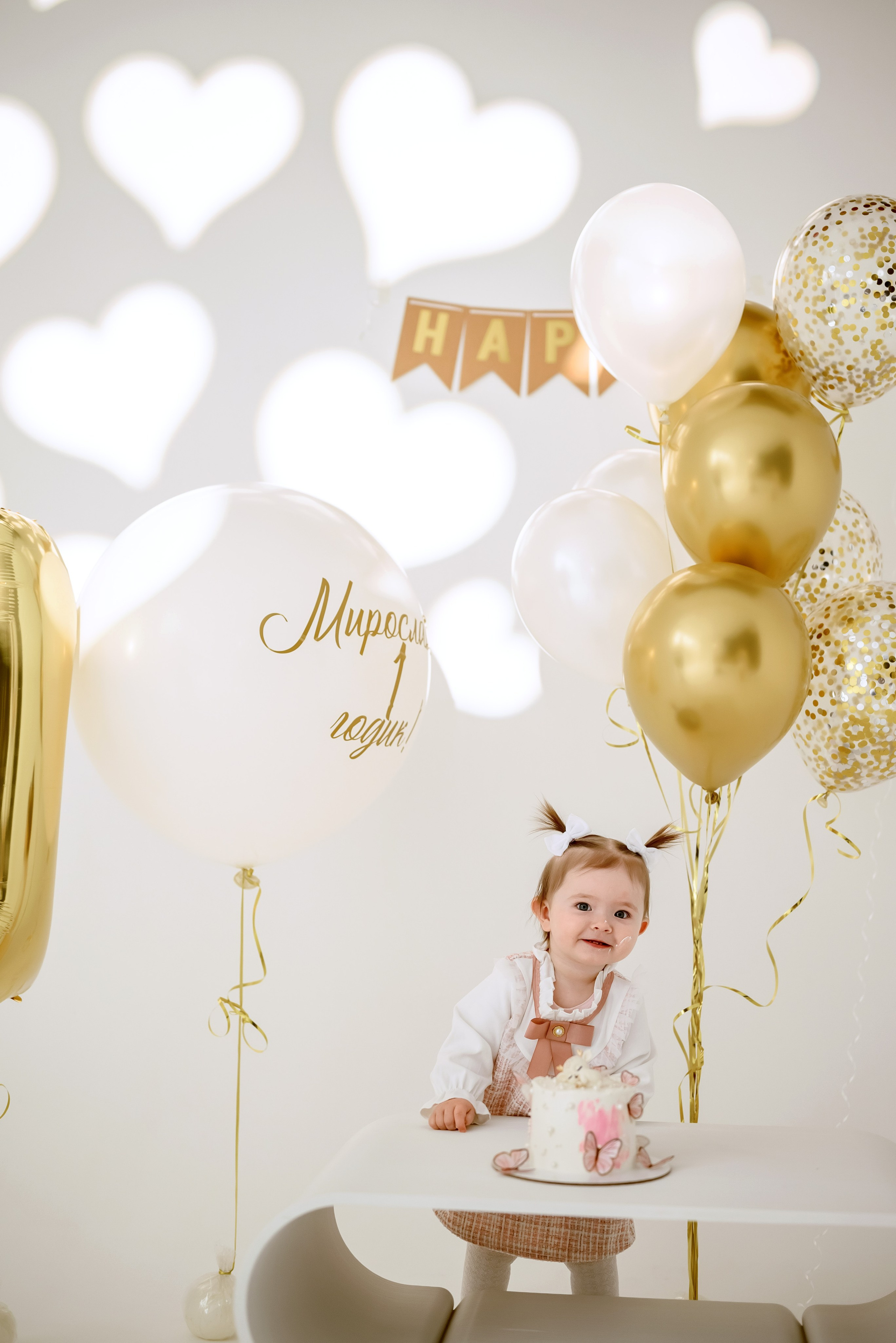 Детский день рождения маленькой девочки в фотостудии с шариками