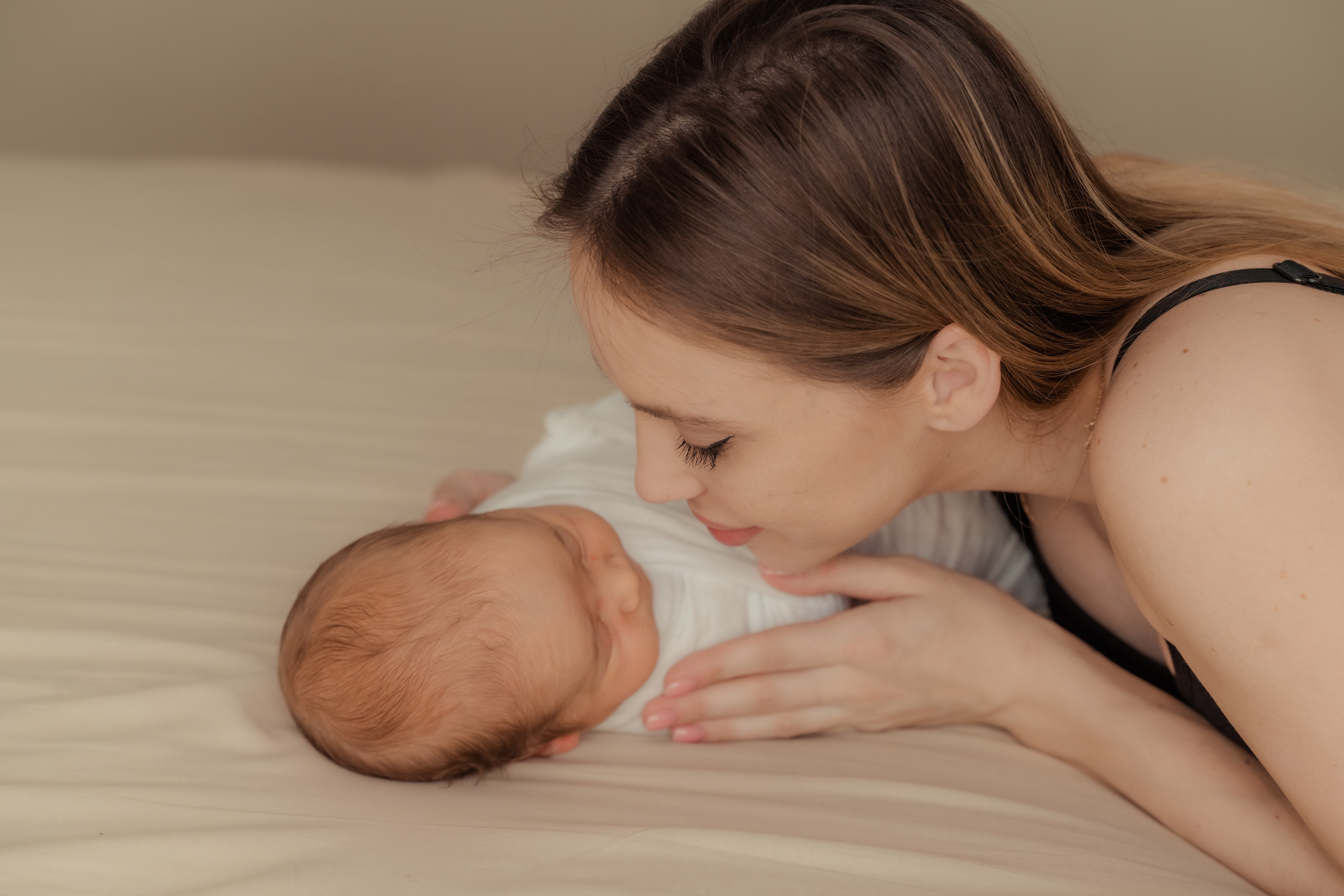 Фотосъемка новорожденного в минималистичном стиле