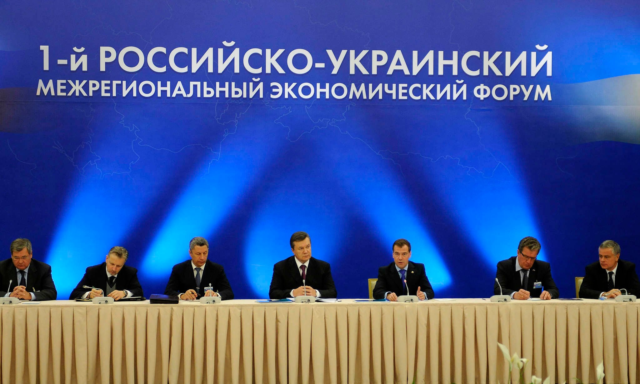 Президенты России и Украины Дмитрий Медведев и Виктор Янукович встретелис сегодня в Геленджике на первом российско-украинском Межрегиональном экономическом форуме. Заместитель главы Адмистрации Президента Украины Андрей Гончарук, Чрезвычайый и полномочный посол Украины в России Владимир Емельянченко, Министр топлива и энергетики Украины Юрий Бойко, Президент Украины Виктор Янукович, Президент России Дмитрий Медведев, помошник Президента России Сергей Приходько, помошник Президента России Александр Абрамов  (слева направо).