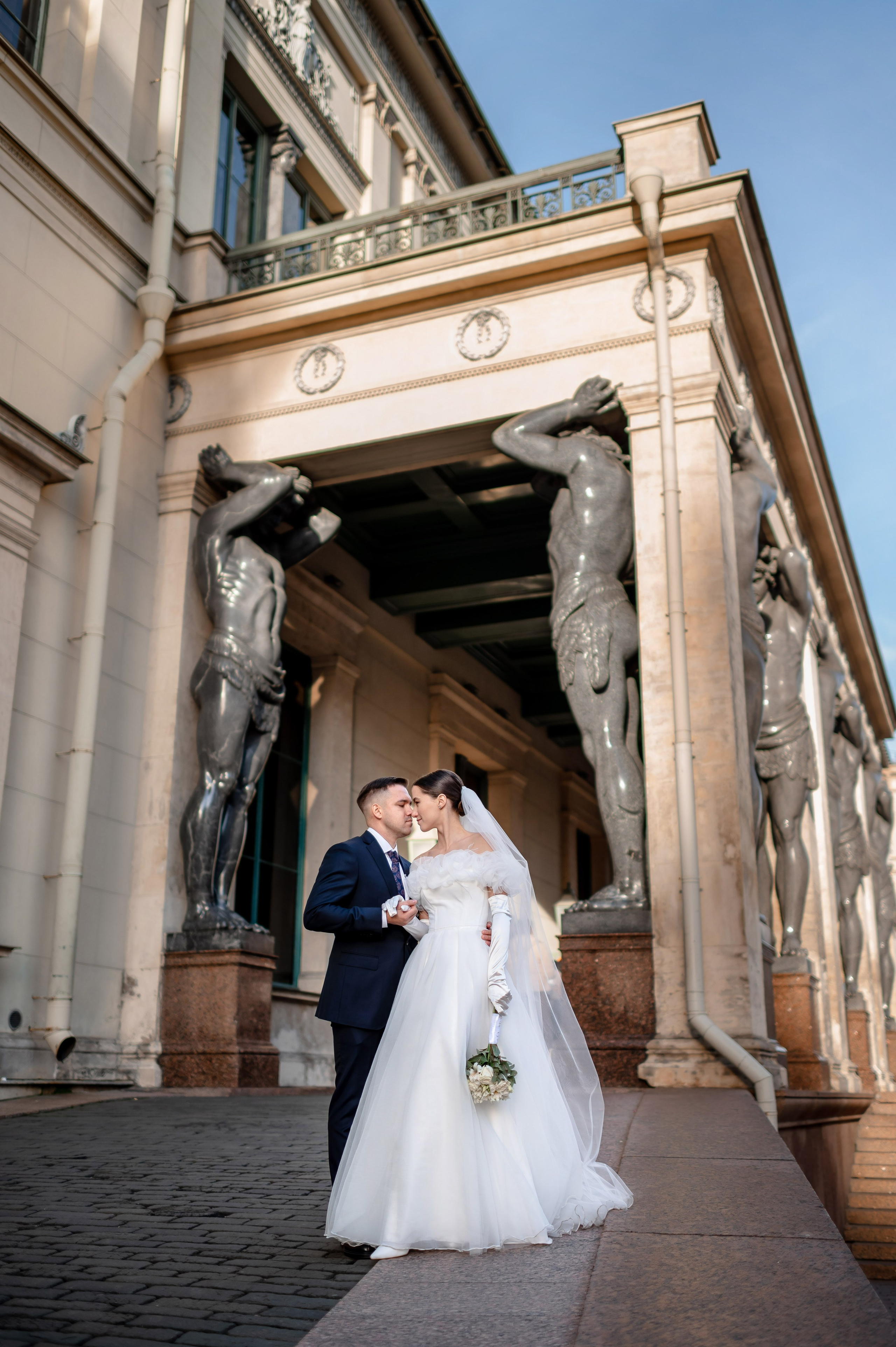 Осенняя великолепная свадебная прогулка жениха и невесты в октябре в Санкт-Петербурге в Михайловском парке и у Атлантов на Миллионной улице. Портретный, семейный и свадебный фотограф в Санкт-Петербурге и в Пушкине Ширяев Денис