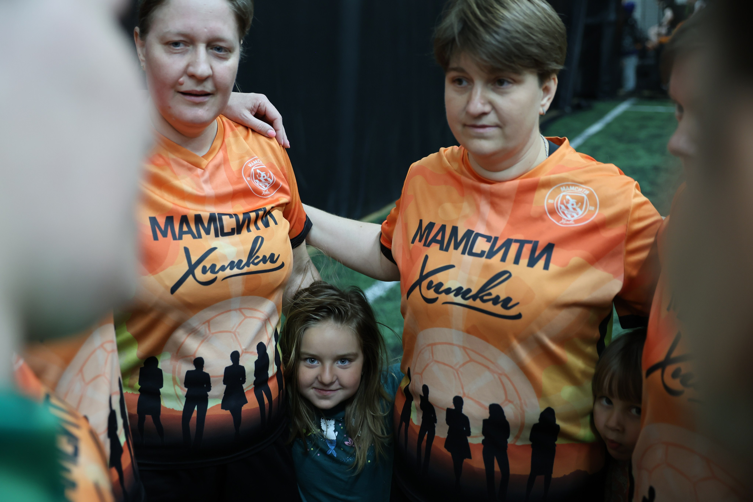 Деи  с мами футболистками на таймауте слушают тренера