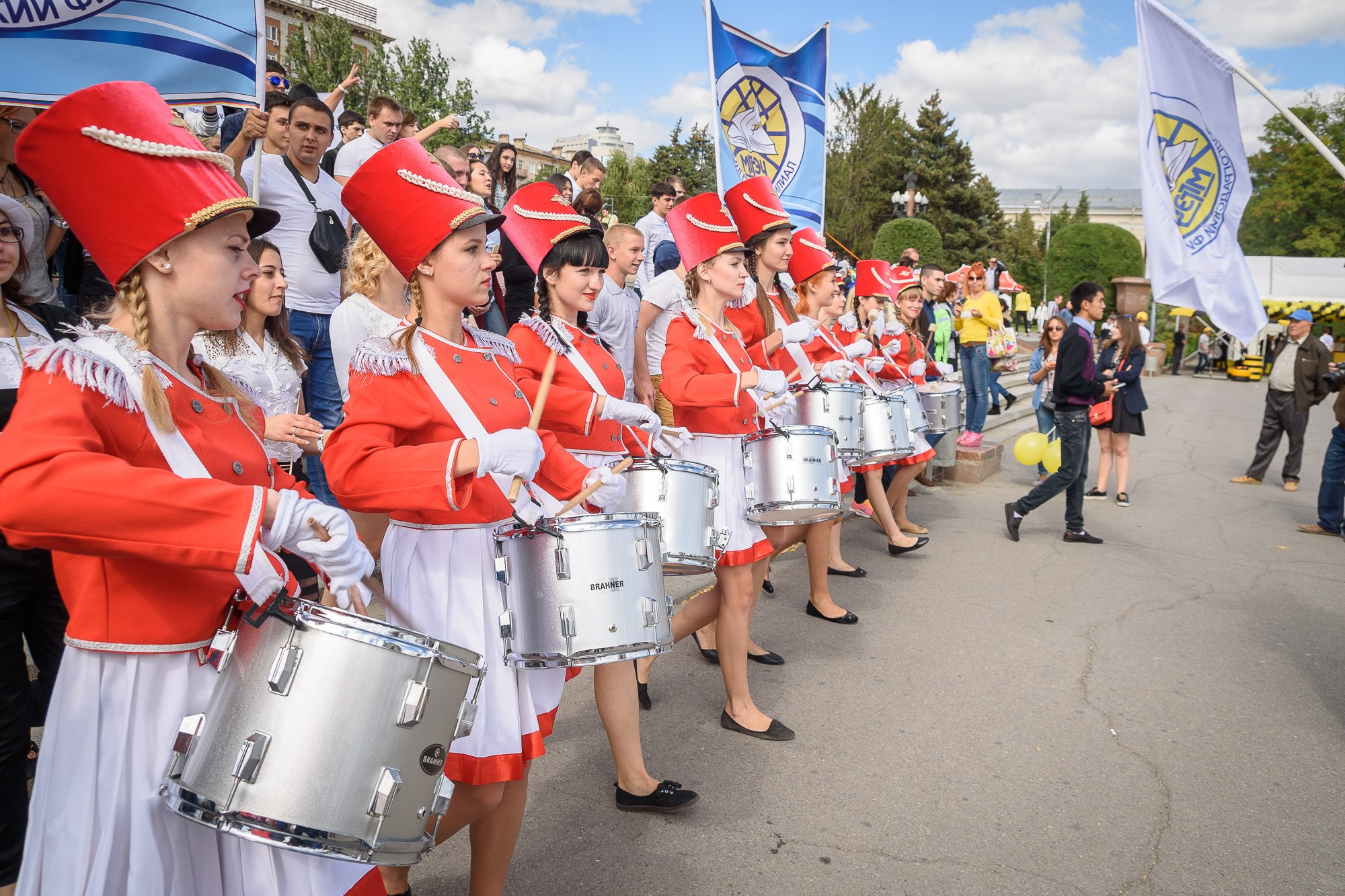Девушки-барабанщицы на параде студентов