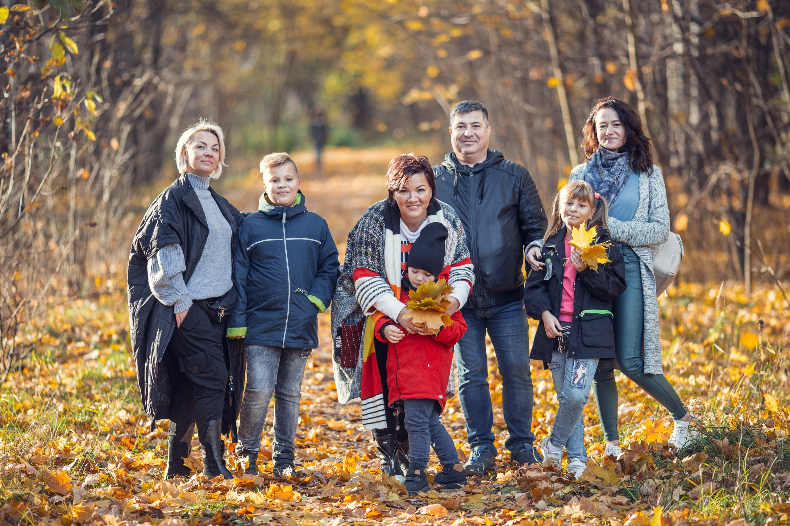 Фотопрогулка семьи в осеннем лесу. Фотограф — Евгений Свистков