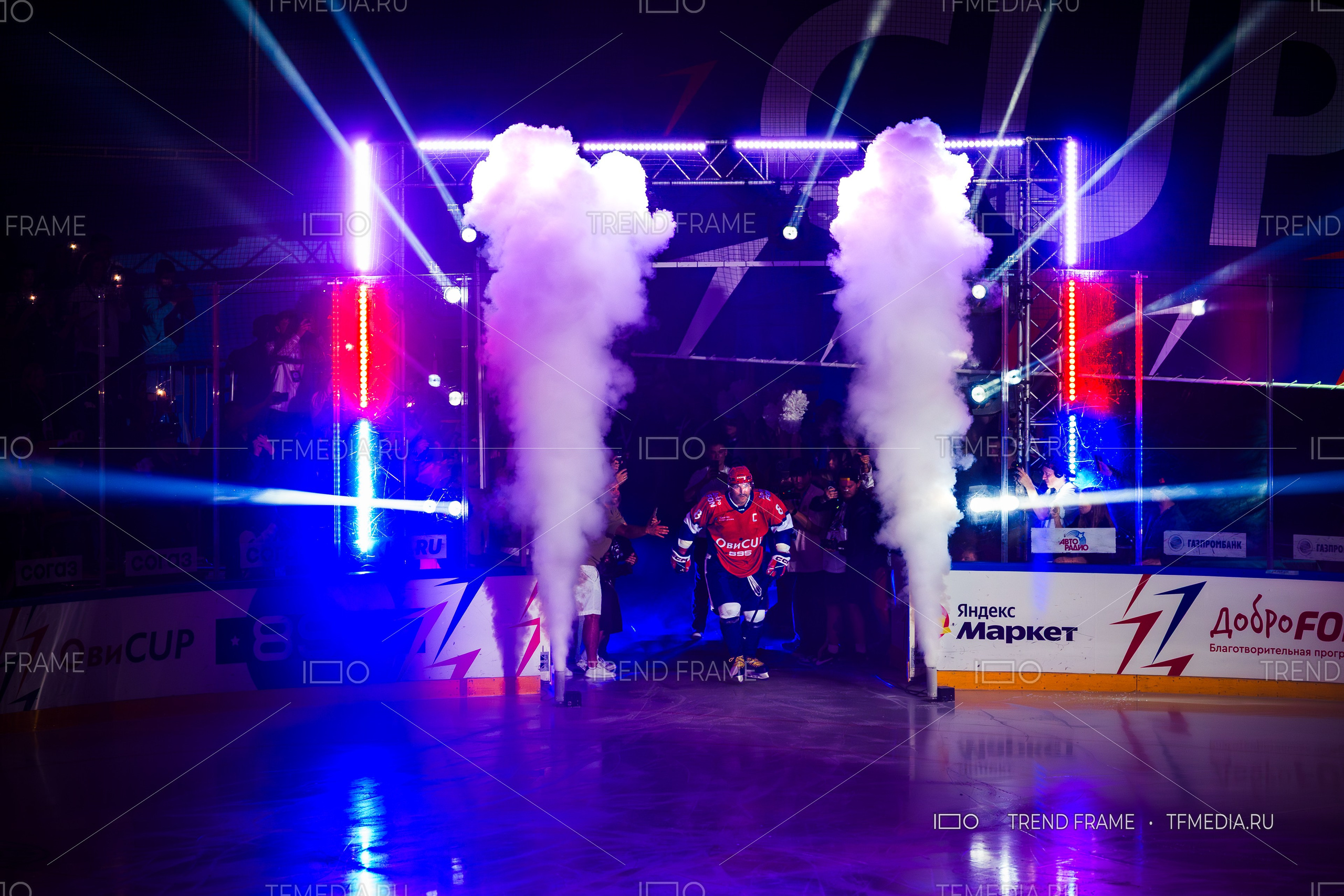 Финал Кубка Овечкина 2025 по хоккею — Александр Овечкин, капитан команды, зрелищно выходит на лёд через дымовое шоу. Премиальные спортивные фото TrendFrame.