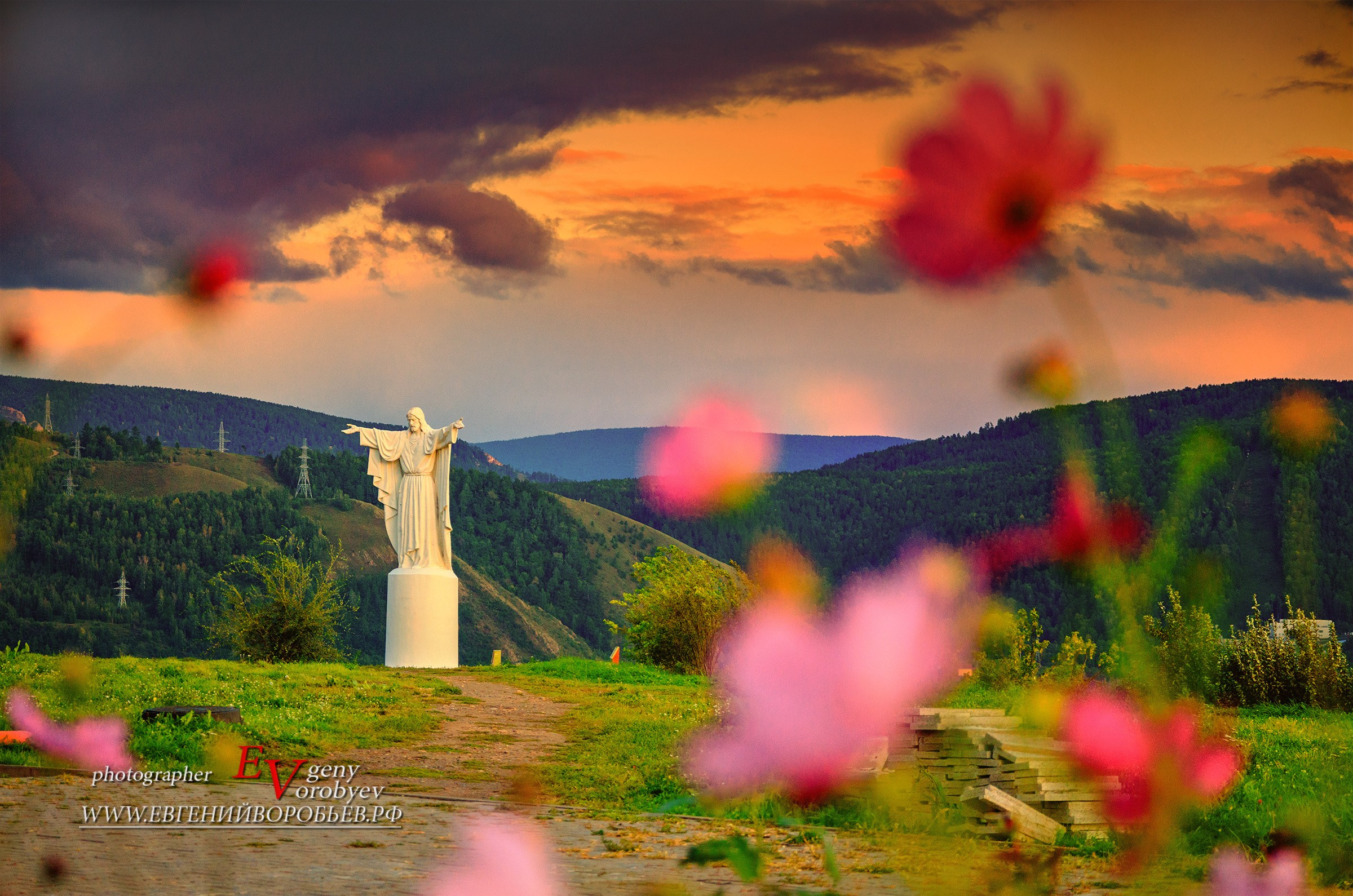 статуя Христа храм спасителя экскурсии Красноярск индивидуальный тур фото интересные места что посмотреть куда сходить что посетить достопримечательности Красноярска фототур фотосессия аренда кабриолета аренда микроавтобуса трансфер цена заказать экскурсию программа маршрут смотровые площадки видовые красивые места Национальный парк заповедник Столбы Дивногорск Красноярская ГЭС путешествие туристический маршрут место силы Часовня Параскевы Пятницы Коммунальный мост остров Татышев Бобровый лог Николаевская сопка набережная Енисея село Овсянка музей Астафьева Караульная гора Виноградовский мост гид экскурсовод индивидуальная экскурсия фотосъемка виды на Енисей фанпарк Бобровый лог парк флоры и фауны Роев ручей Торгашинский хребет скала Такмак вантовый мост куда сходить цены расписание заказать онлайн экскурсионное обслуживание трансфер на комфортабельном автобусе