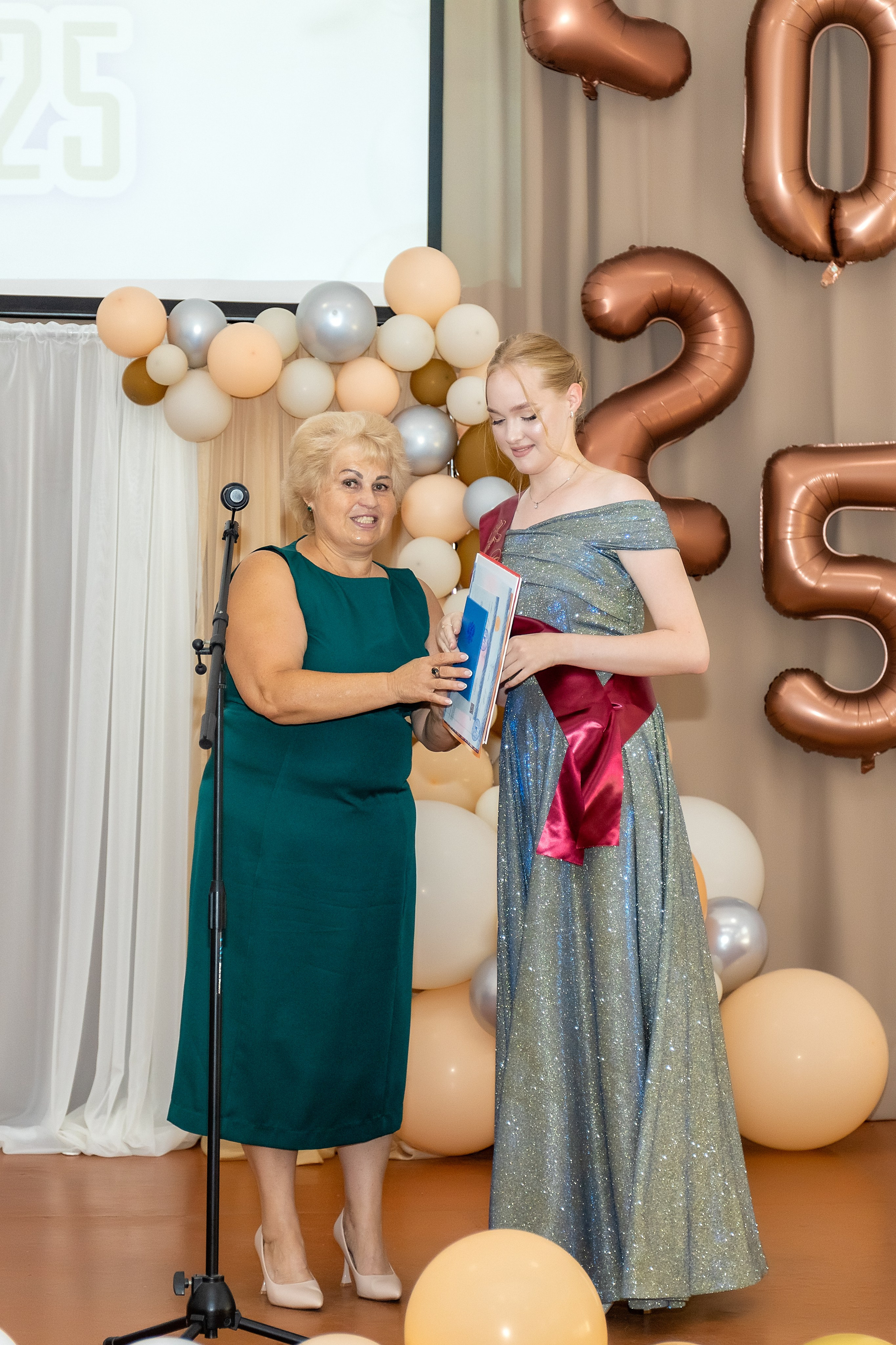 Выпускной. Школа 22, 11 класс. Стильный выпускной альбом Владивосток фотограф Вероника Мигачева