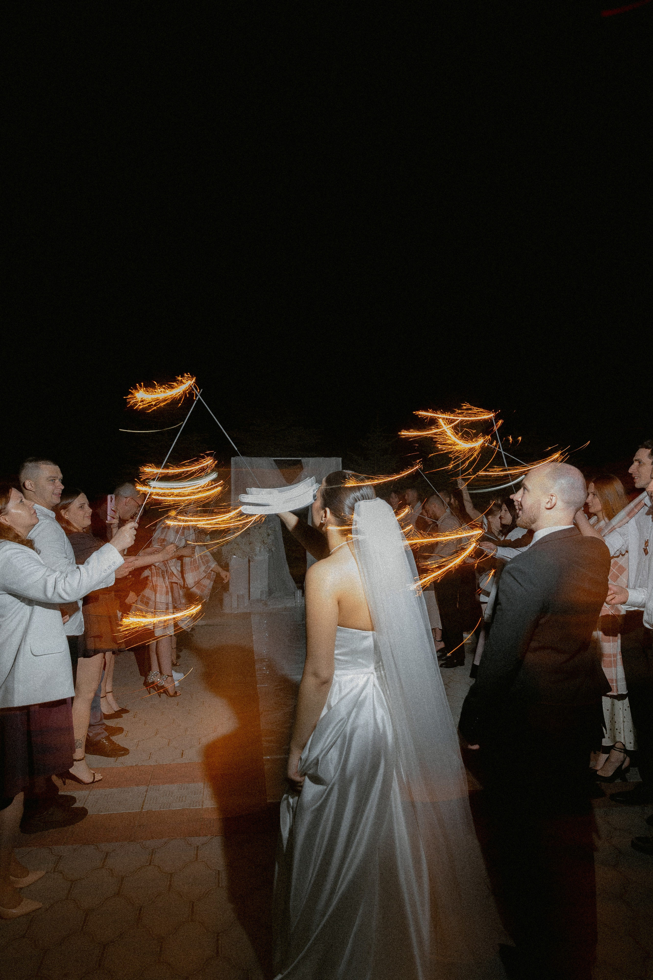 Я создаю профессиональные фотографии, которые сохраняют эмоции, детали и атмосферу вашего праздника. Свадебный фотограф во Владивостоке