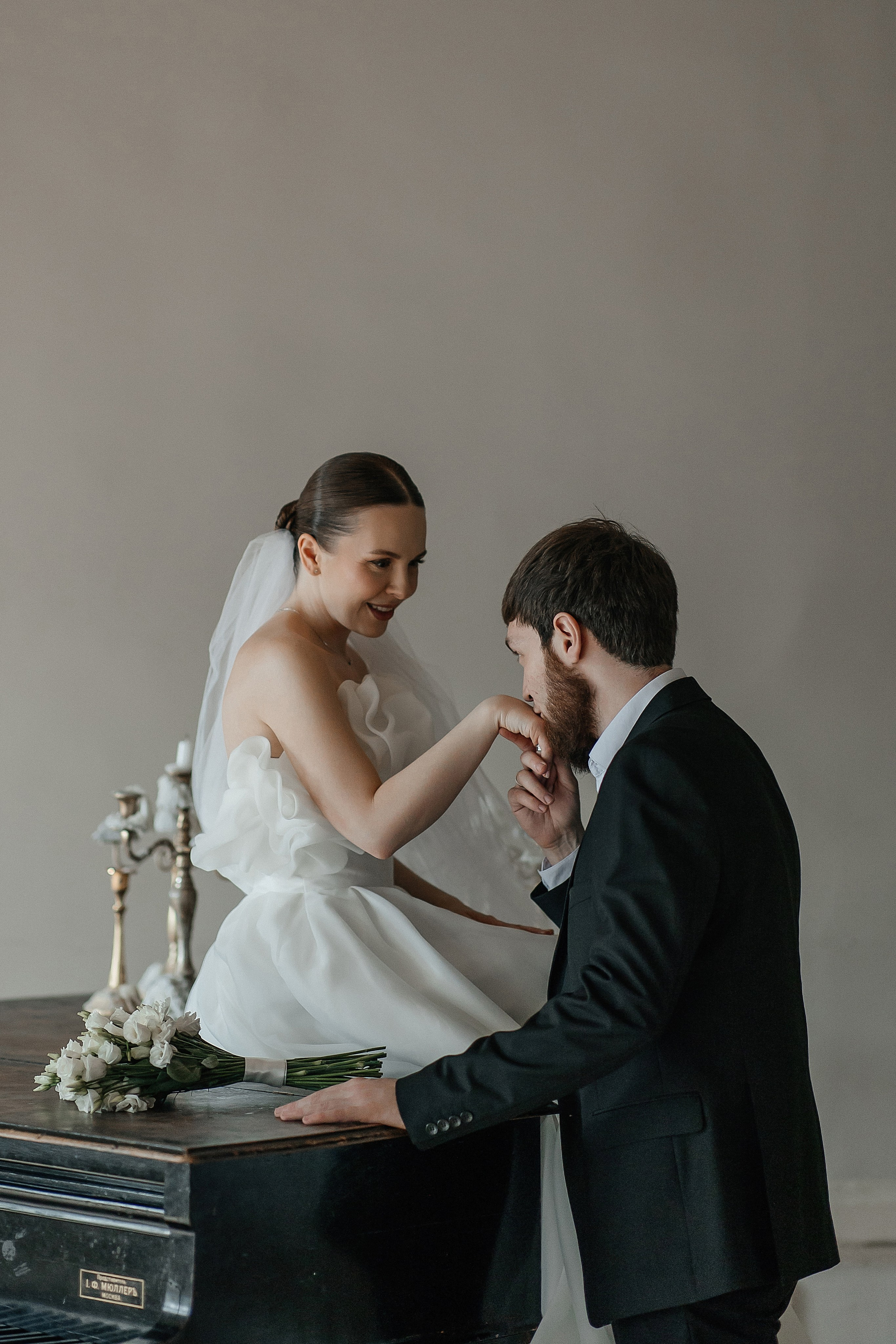 Свадебная фотосессия в старинном Особняке с роялем и свечами