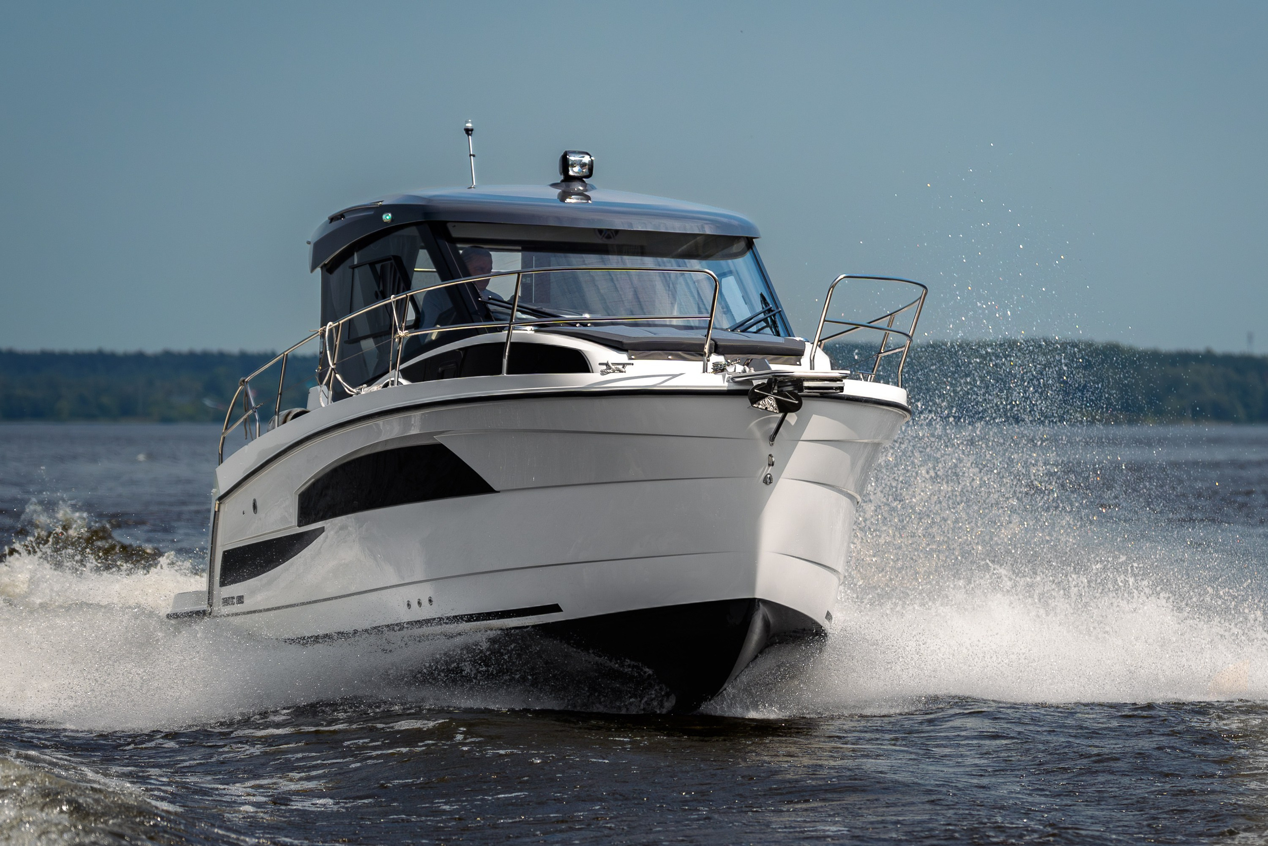 Nautic 880 идёт по воде с брызгами у борта
