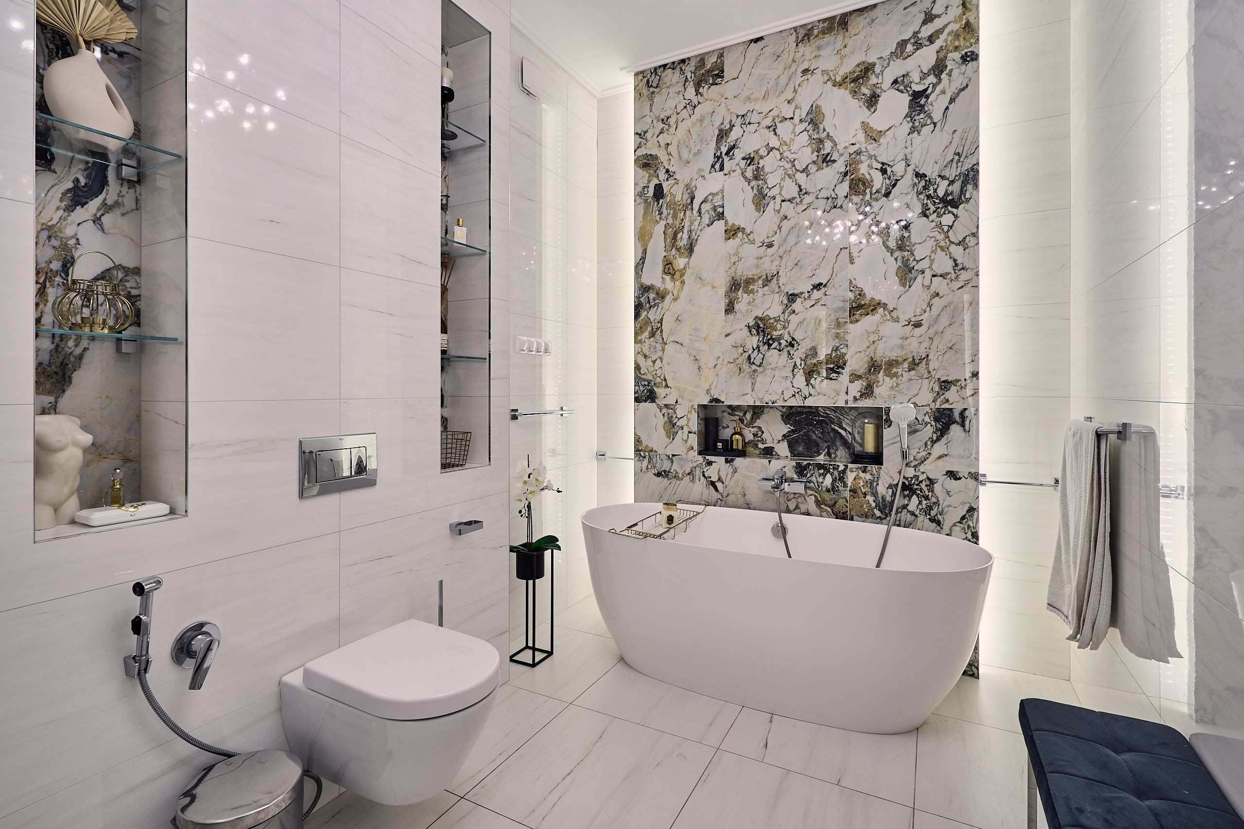 Интерьерное фото общего плана большого санузла в мастер-спальне с ванной, унитазом и банкеткой