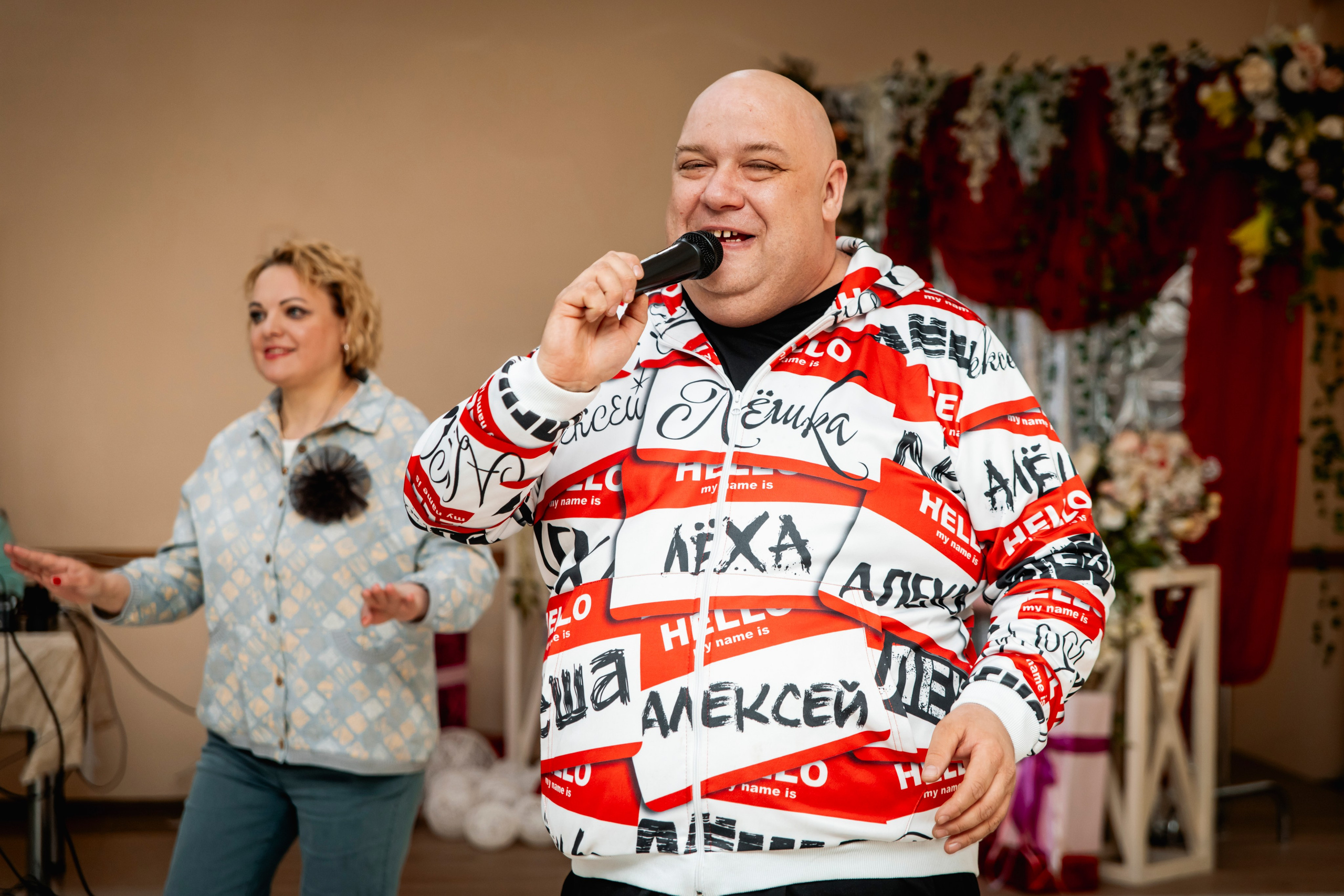 Искренние эмоции Лёши Медведя на сцене во время социального концерта.