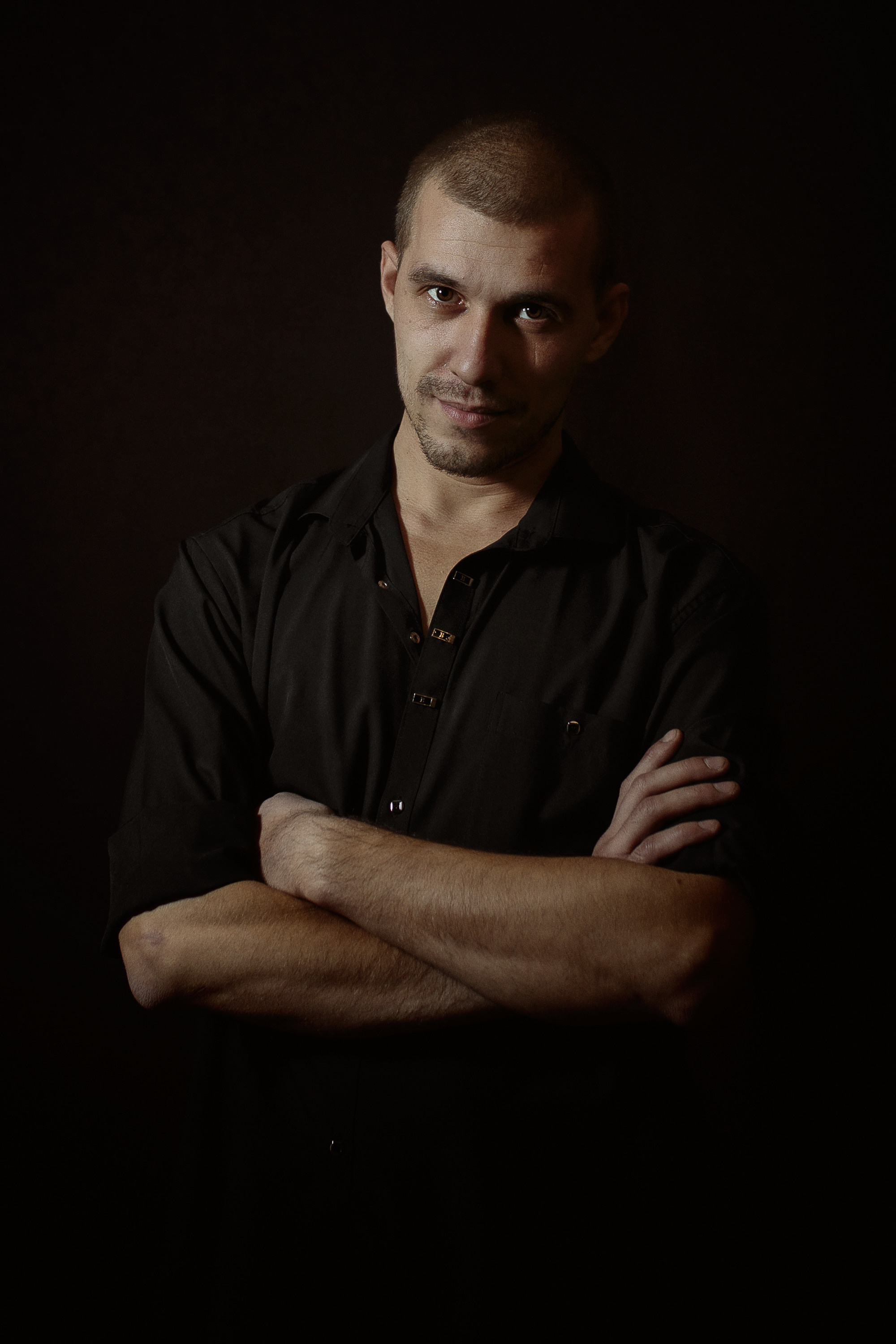 мужской портрет в Таганроге. мужской фотограф. мужчина со сложенными ра груди руками