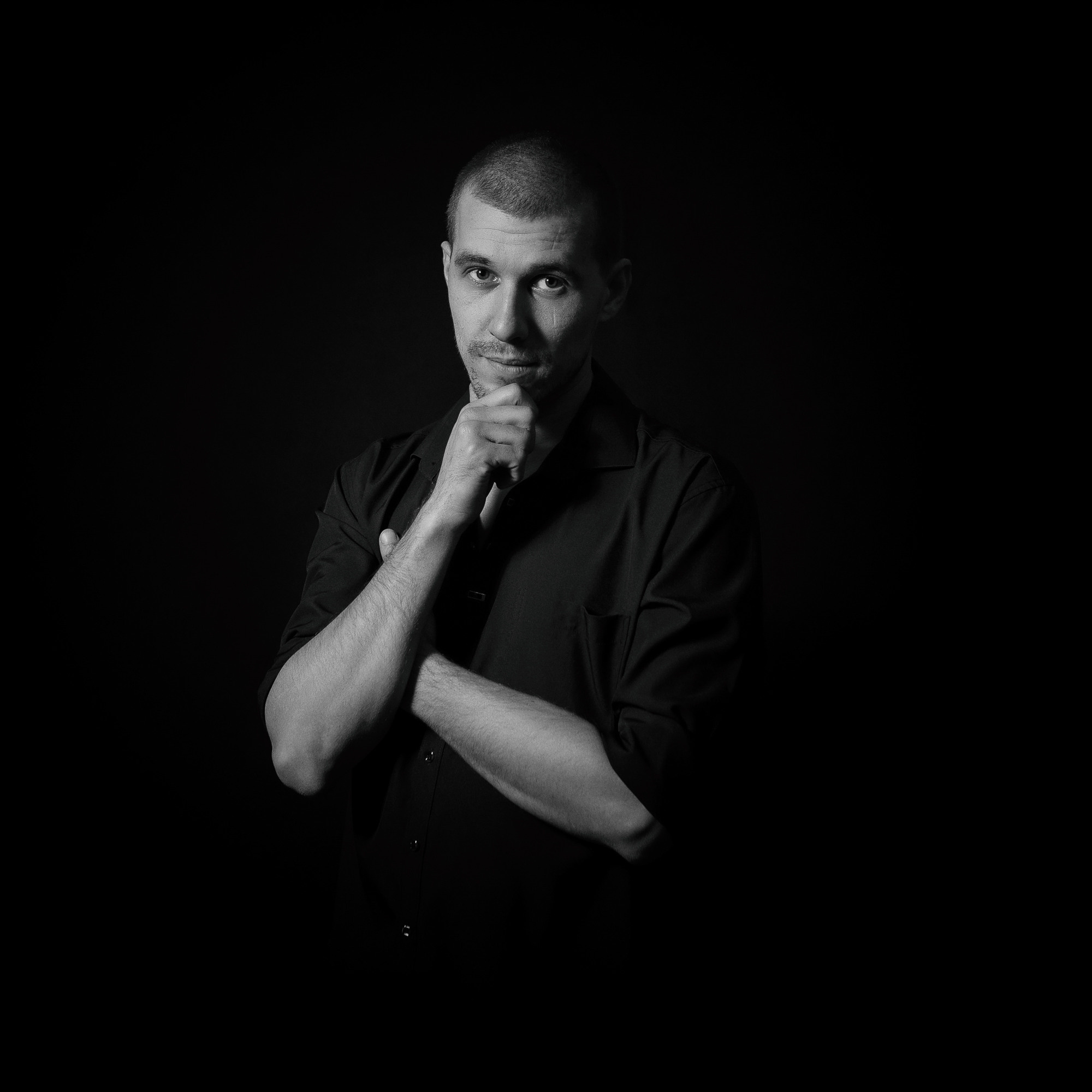 Черно-белый мужской портрет в строгой стилистике