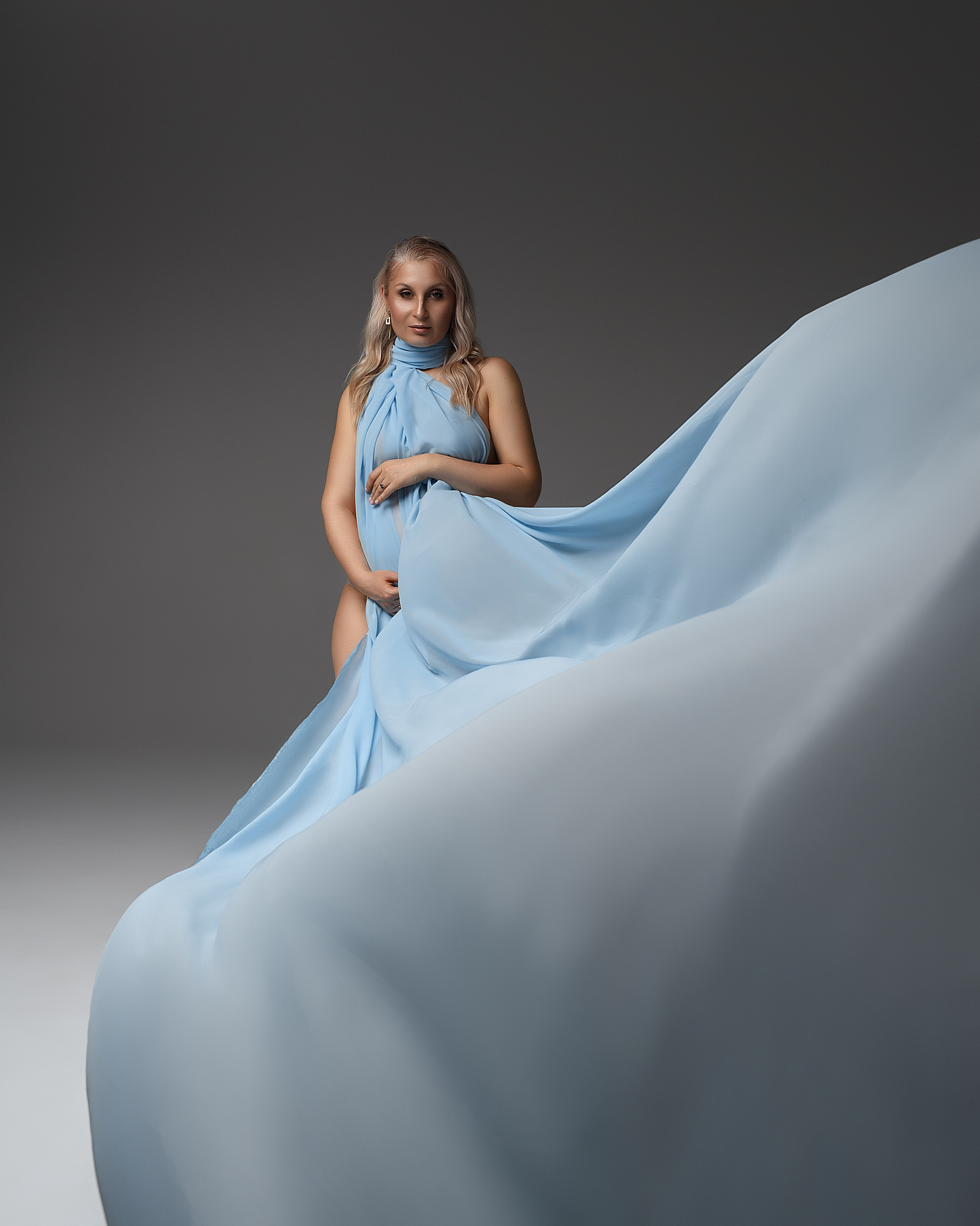 Фотосессия беременности на циклораме. Женский фотограф в Москве Богдашкина Динара