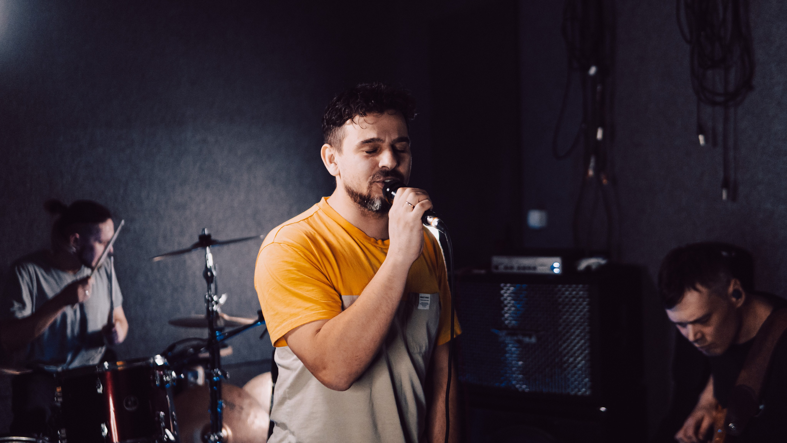 Фотографии репетиции рок группы