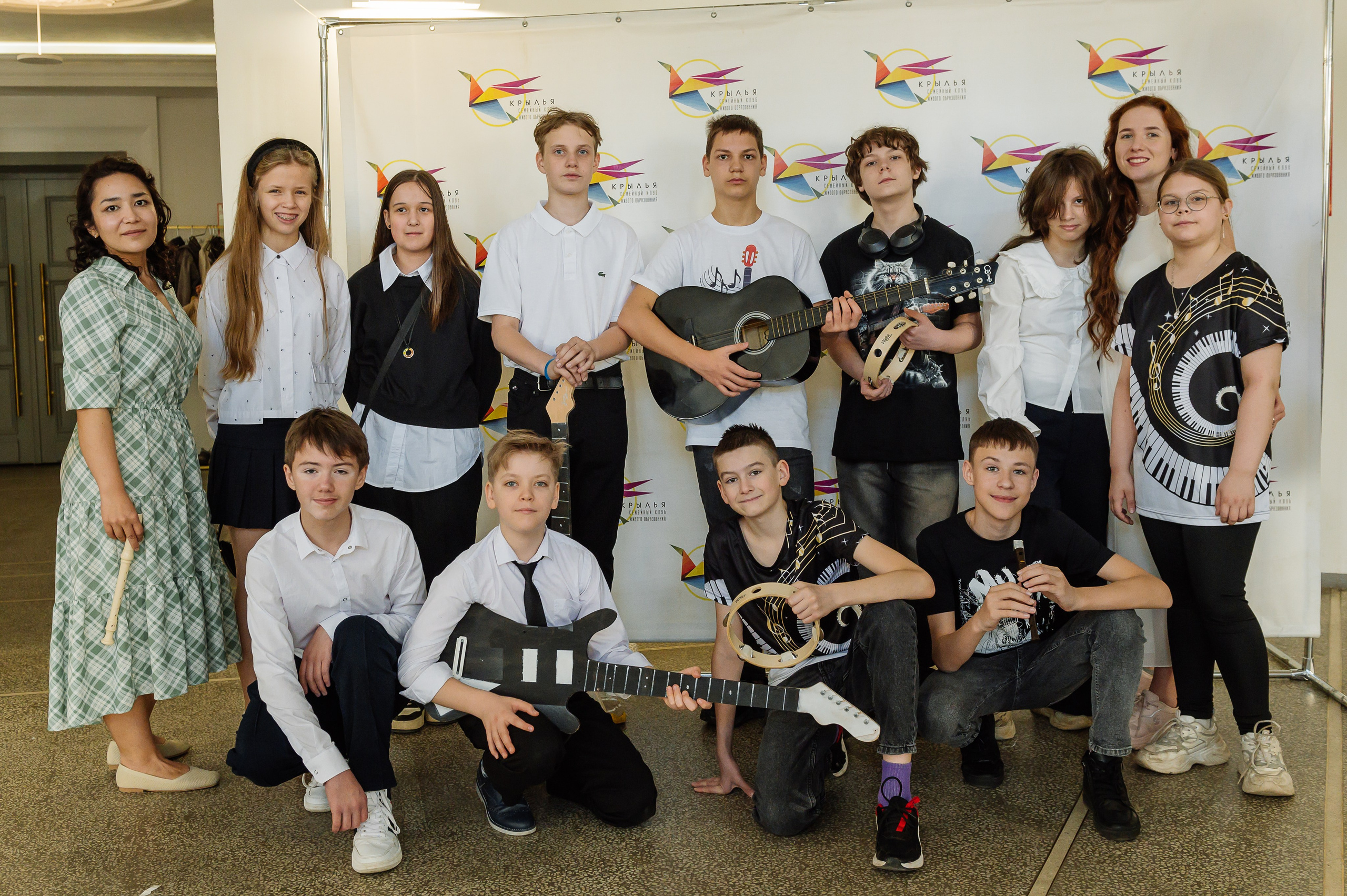 общее фото детей на школьном выпускном