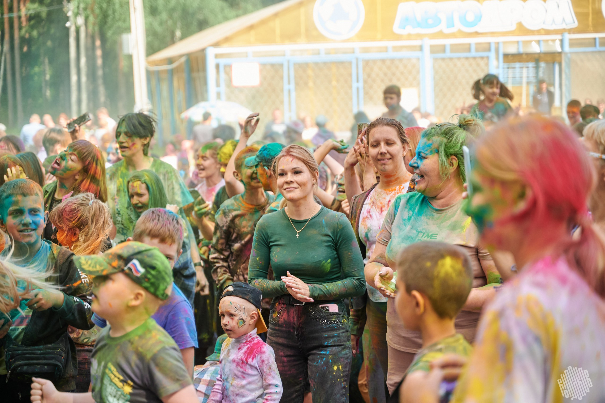 Краски 2024 Иваново Парк Харинка. Фотограф в Иваново: Каталожная съемка одежды и постельного белья, Wildberries