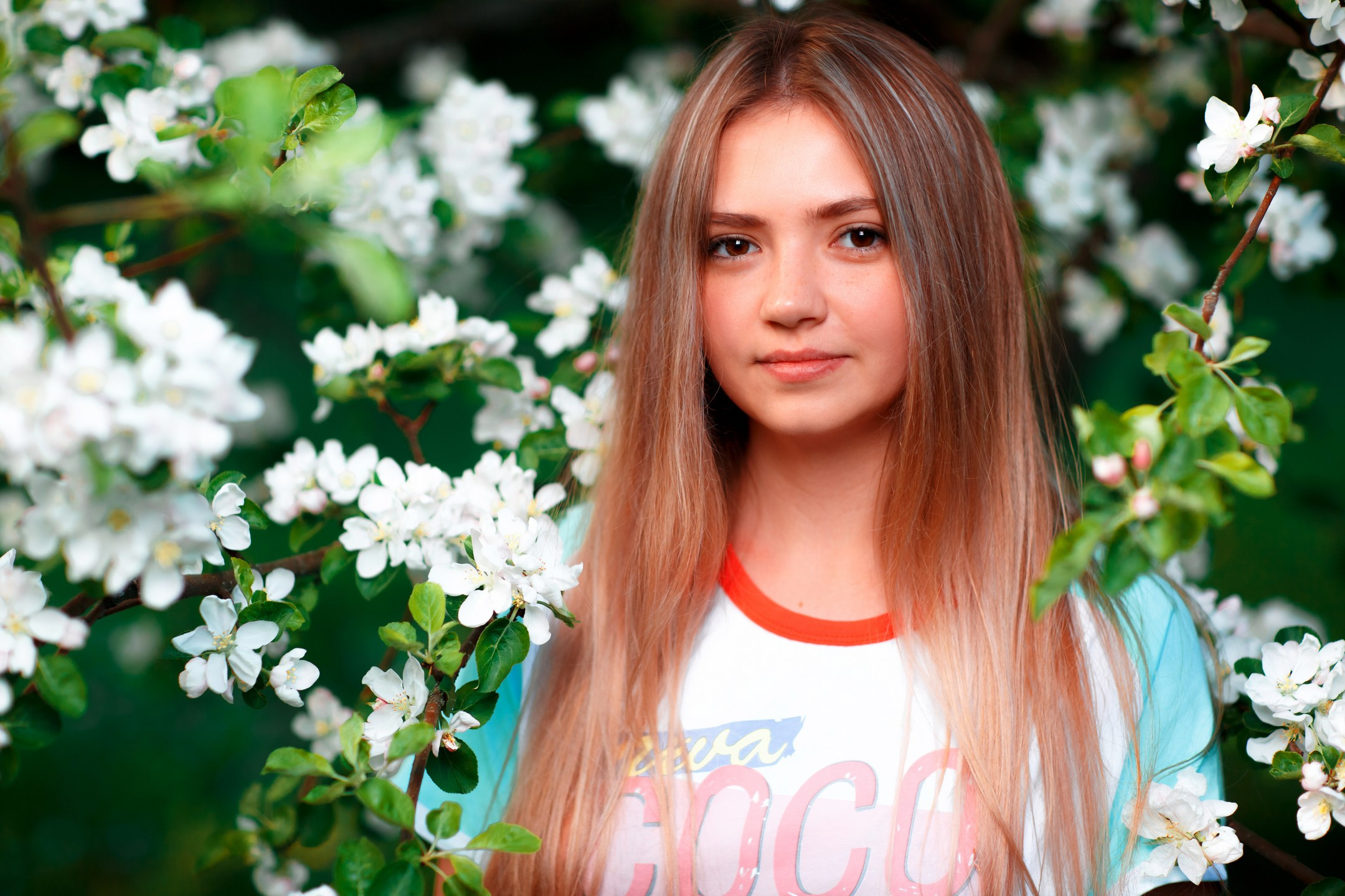 Романтичная фотосессия на природе от фотографа Богатырева Николая Николаевича – стильный портрет девушки с зонтом на железнодорожной платформе. Закажите атмосферную съемку в Мценске, Орле, Черни! Узнайте больше на BOGATYREVPHOTO.RU