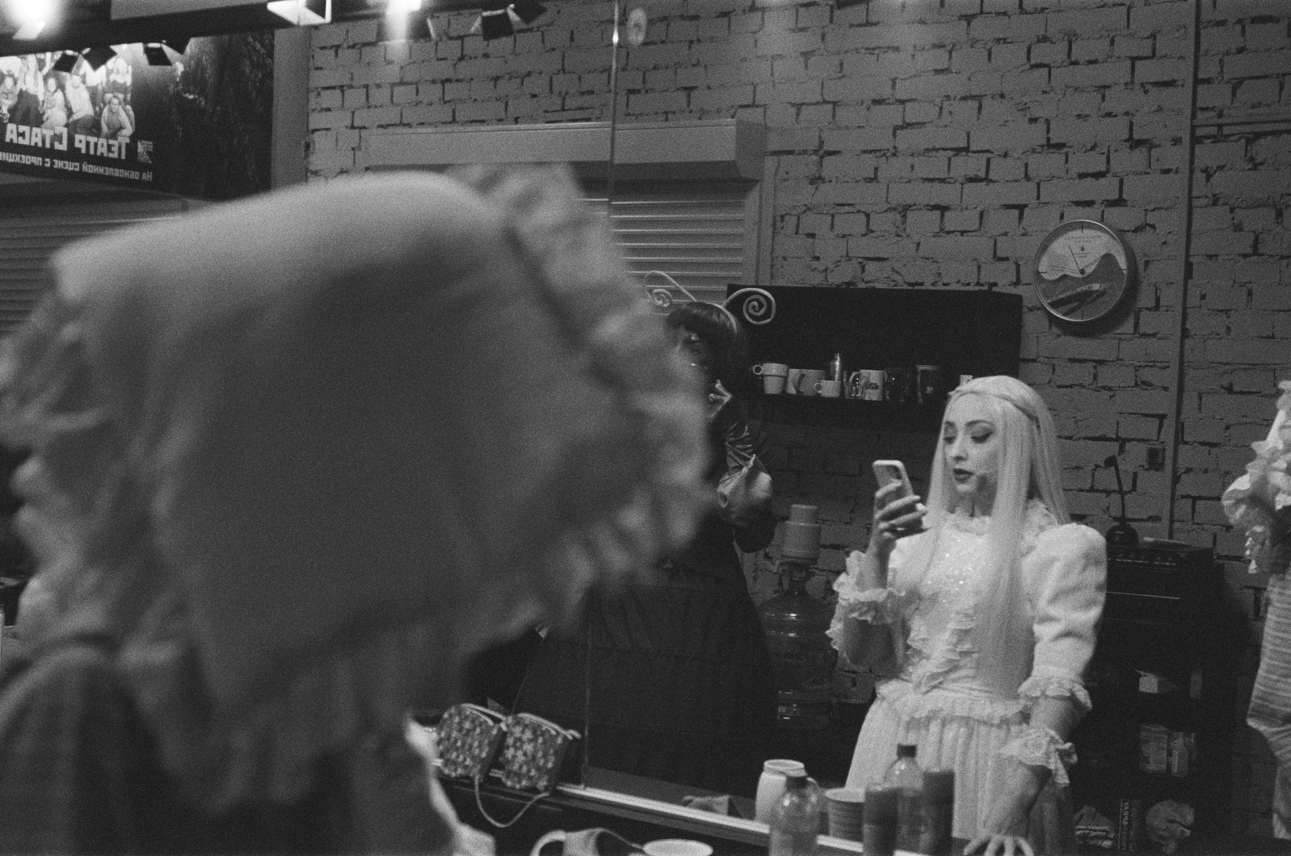 Фотосерия о магии театра и трансформации актёра: грим, костюмы, эмоции и визуальные метаморфозы на пути к сценическому образу. На фото — актёры Театра Стаса Намина и Мастерской Петра Фоменко. Фотограф: Ожерельев Лев