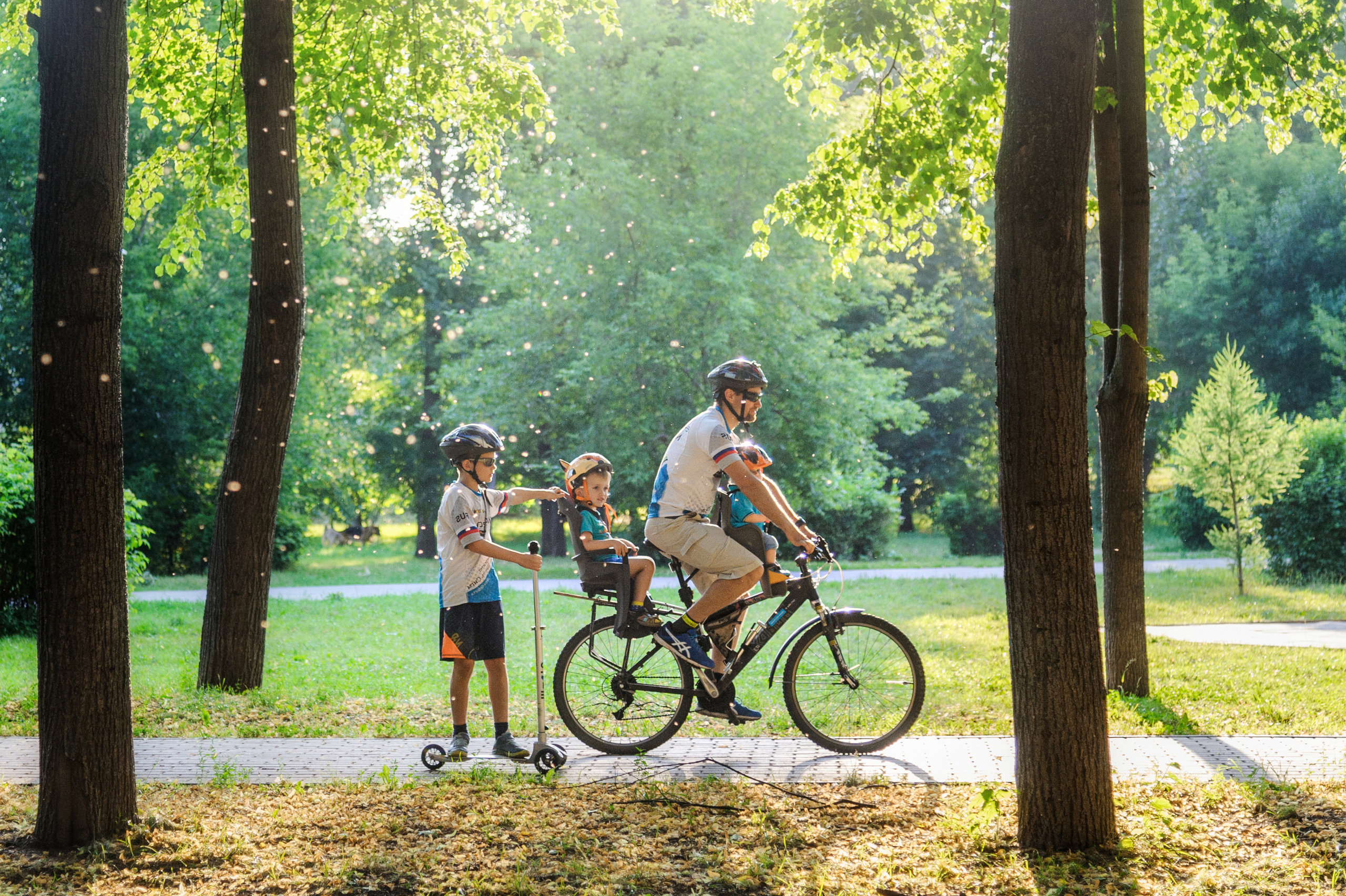 Спортивная семейная фотосессия в парке. Семейный фотограф в Москве Елена Снегирева