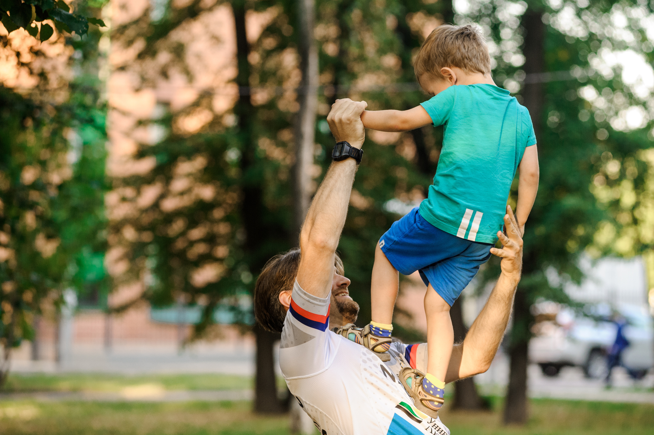 Спортивная семейная фотосессия в парке. Семейный фотограф в Москве Елена Снегирева