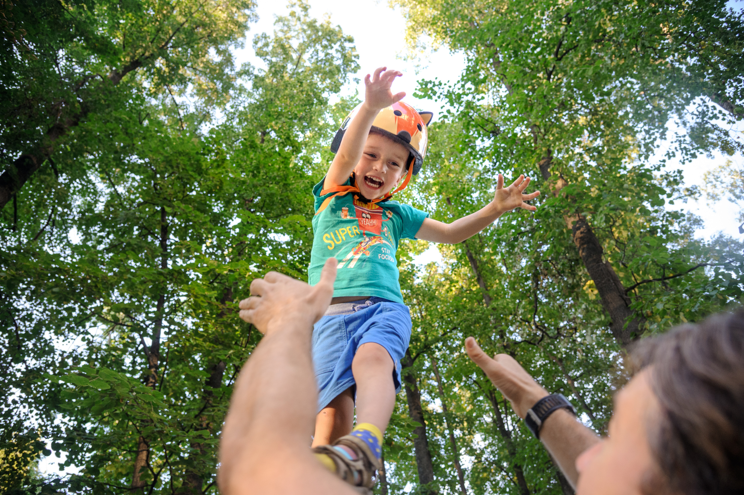 Спортивная семейная фотосессия в парке. Семейный фотограф в Москве Елена Снегирева
