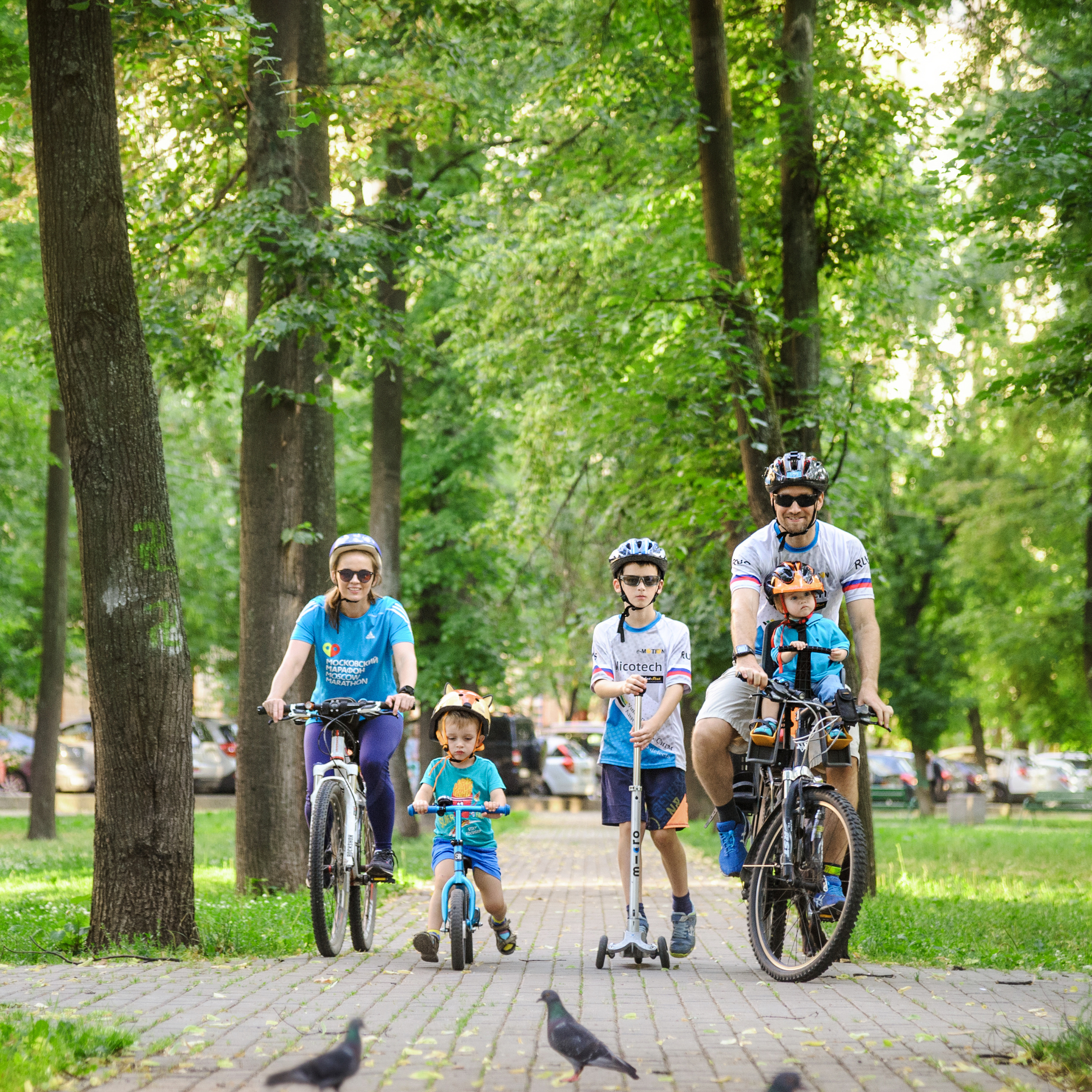 Спортивная семейная фотосессия в парке. Семейный фотограф в Москве Елена Снегирева